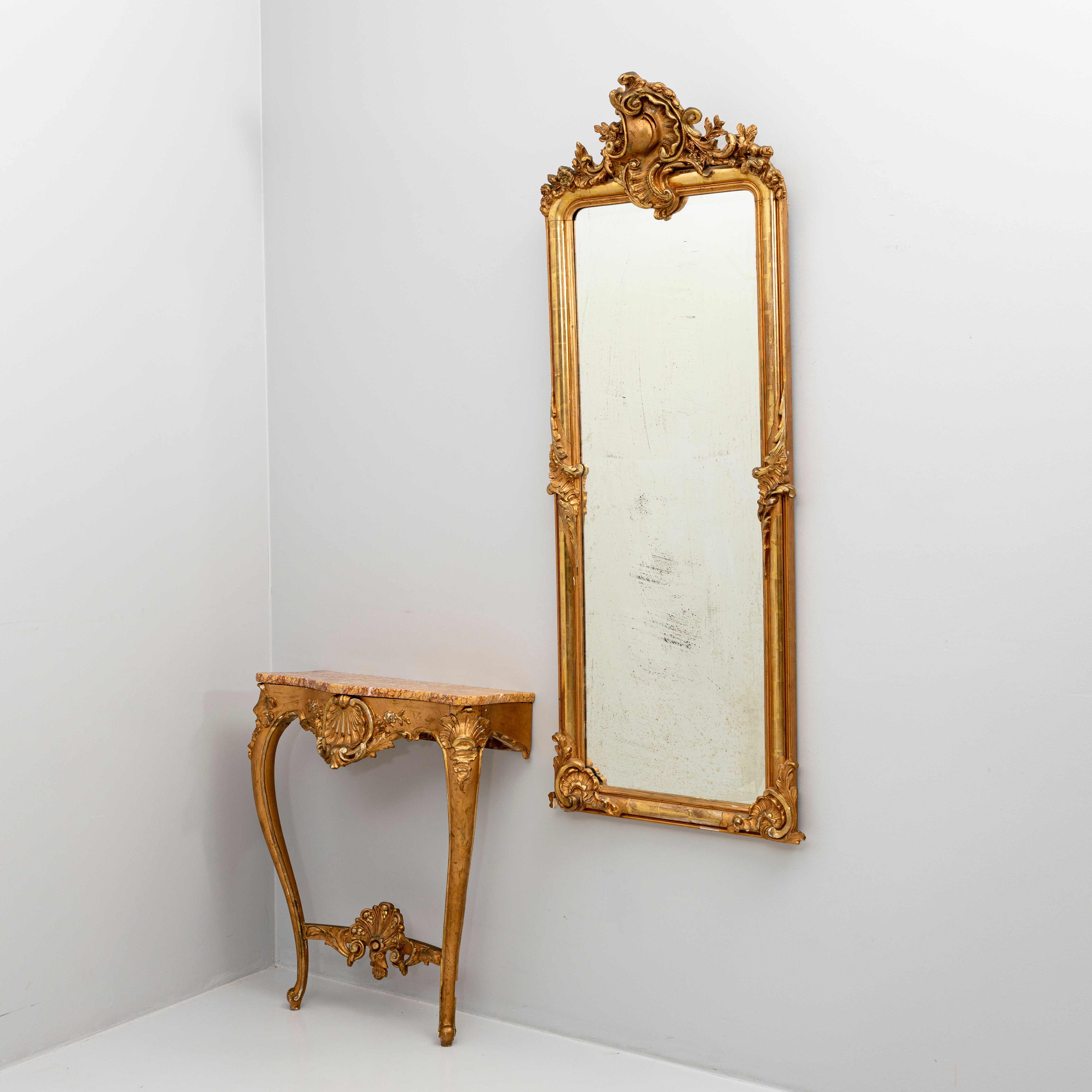 SPEGEL MED KONSOLBORD, nyrokoko, förgyllt trä, delvis skuren dekor, 1800/1900-tal.