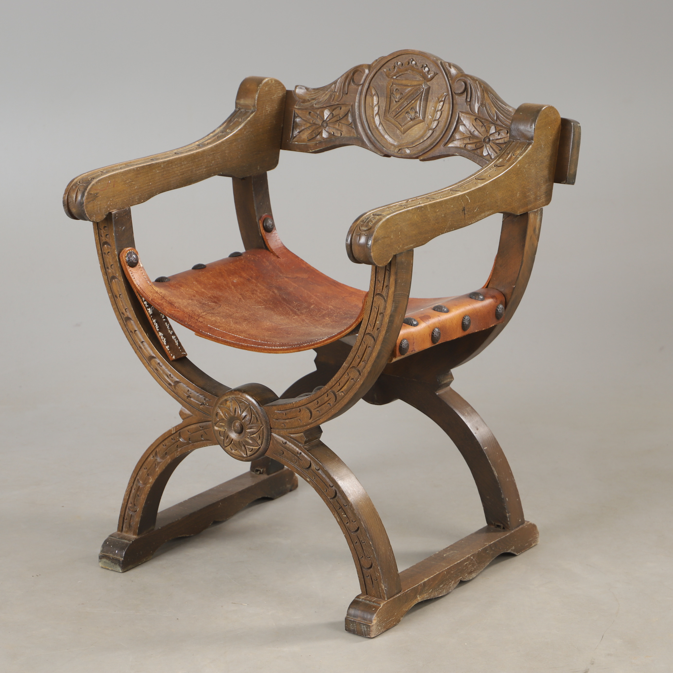 FÅTÖLJ, s.k dantestol, bok och skinn, 1900-talets andra hälft.