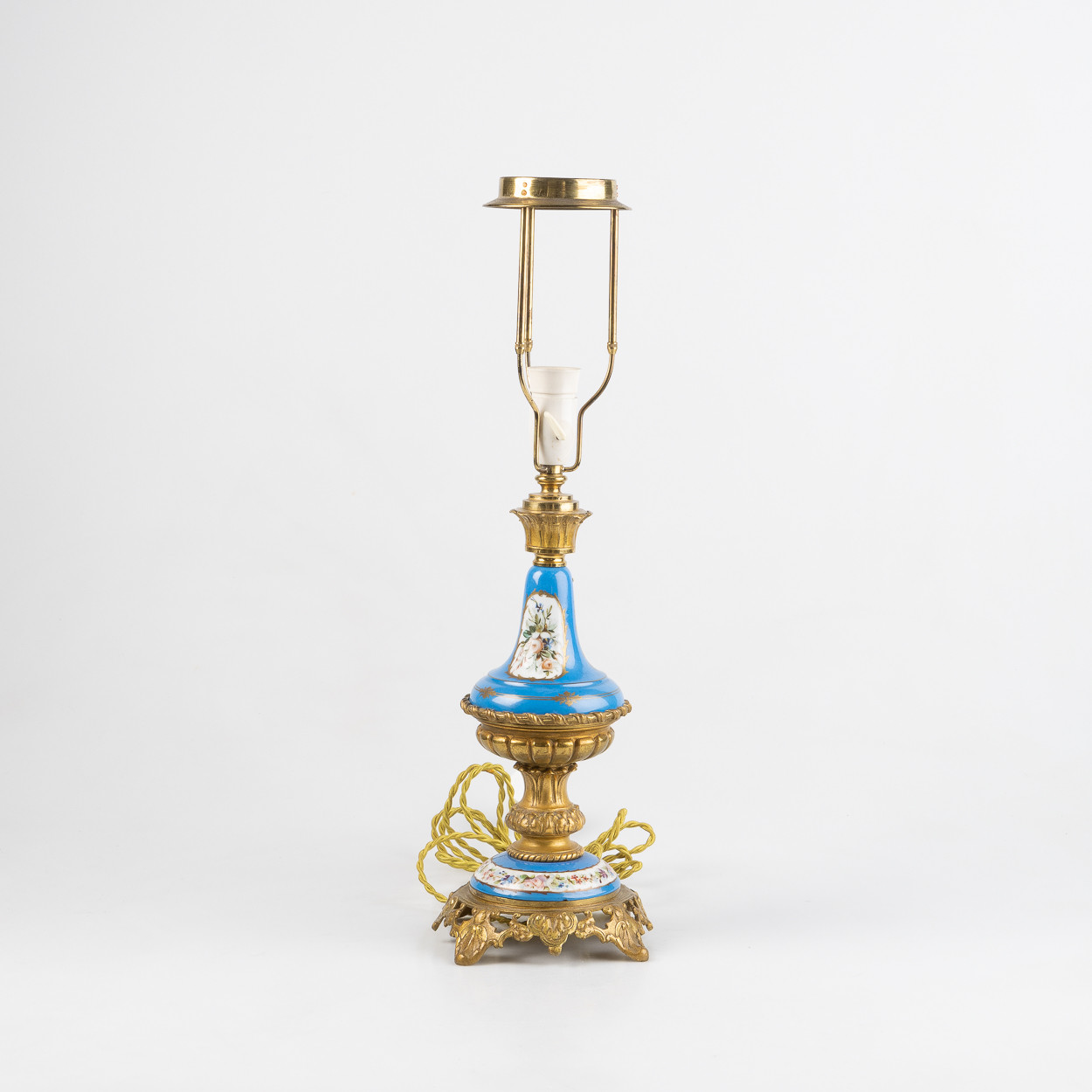 BORDSLAMPA, troligen Frankrike, porslin och mässing, 1900-talets första hälft.