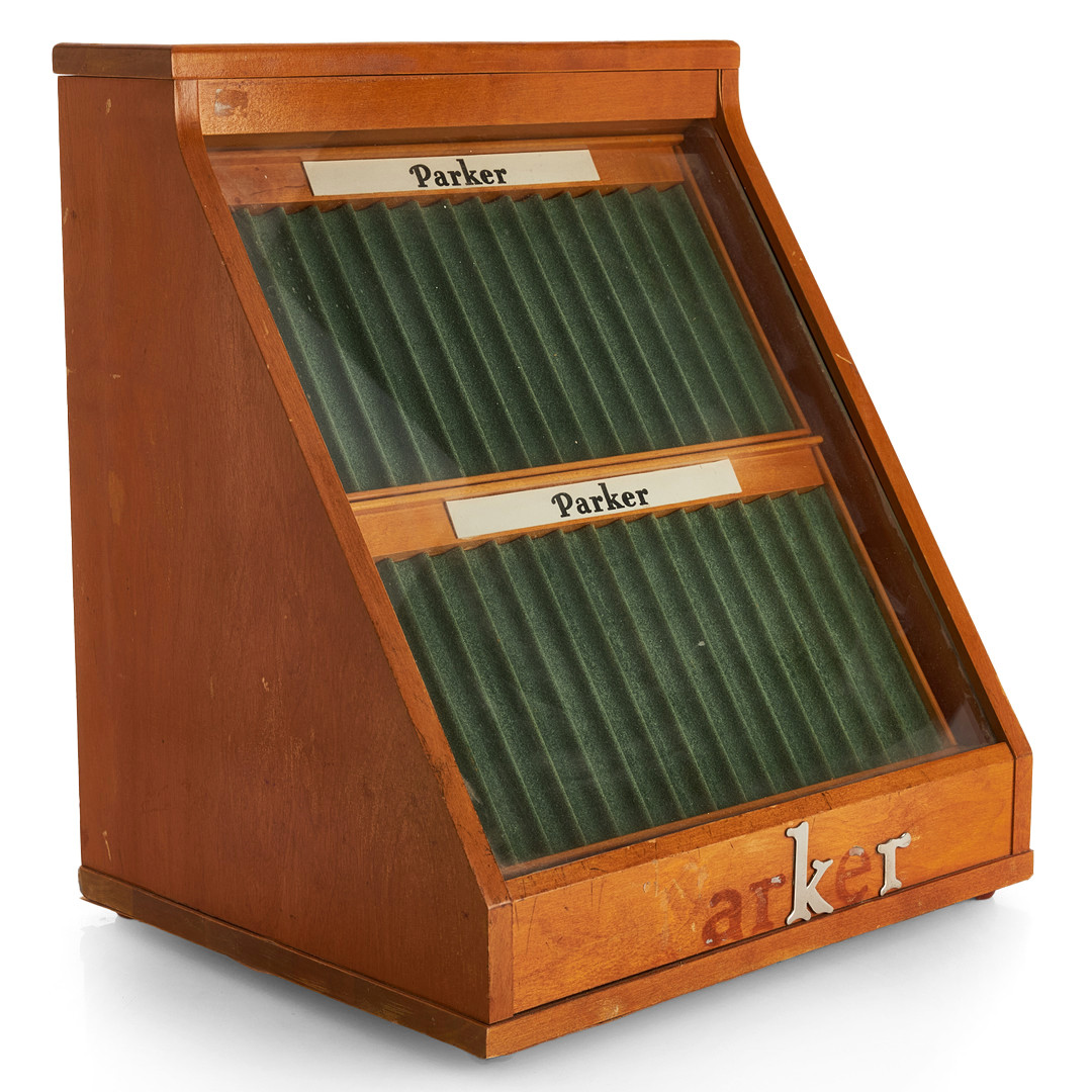 PARKER. Display / monterskåp för pennor, björkfanér, glasad lucka, etikettmärkt, ca 1940-tal.
