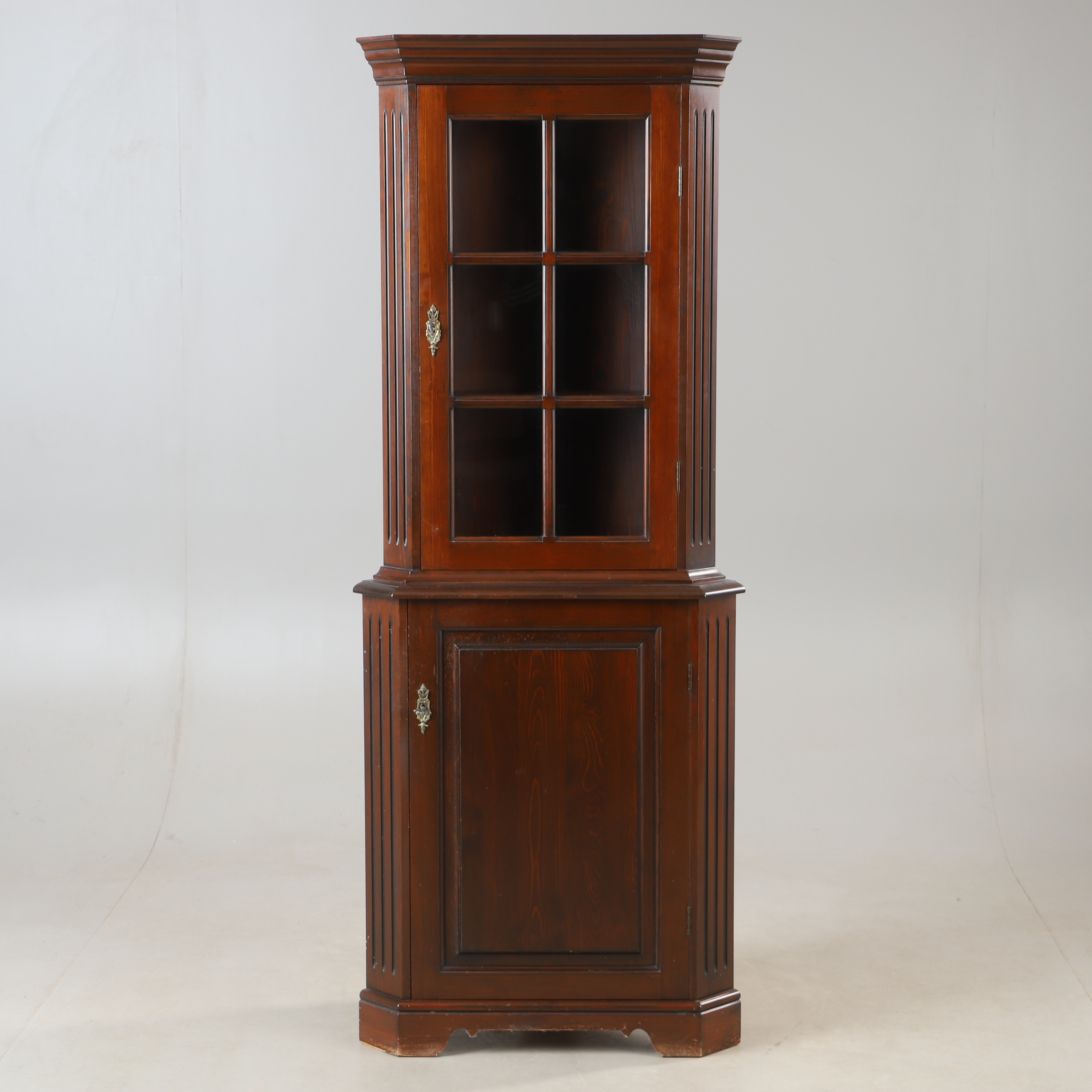 HÖRNSKÅP, furu, 1900-talets andra hälft.