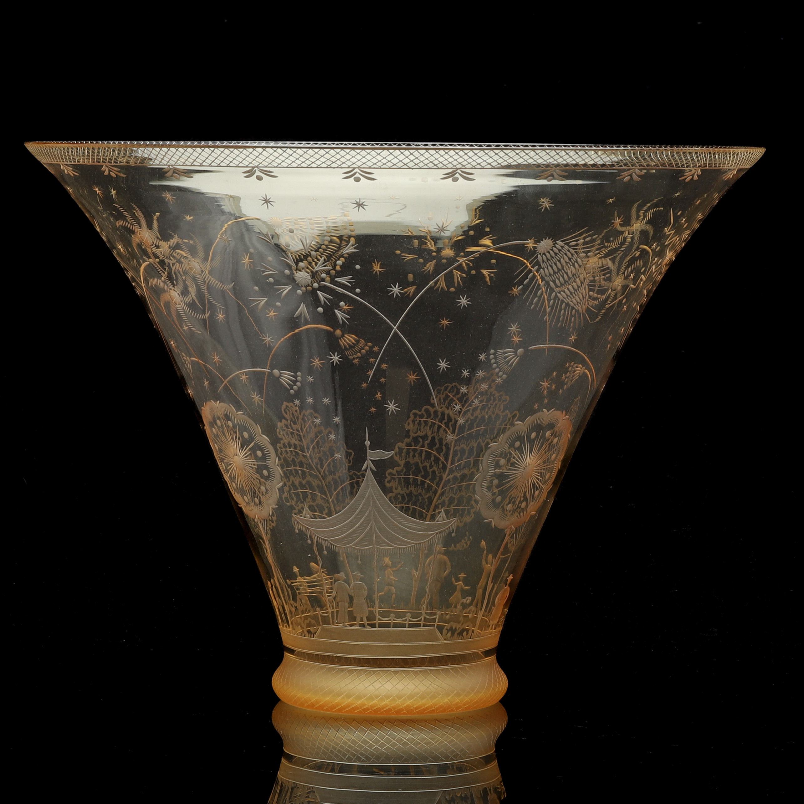 EDWARD HALD. "Fyrverkeriskålen", bärnstensfärgat glas, Orrefors 1929, signerad.