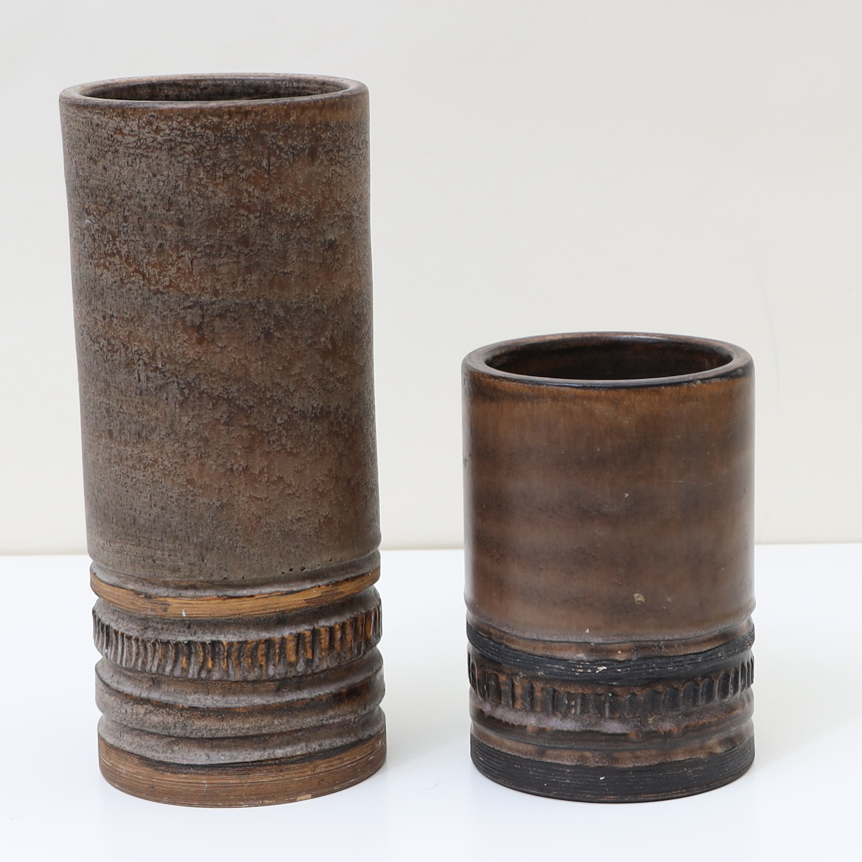 IRMA YOURSTONE. Vaser, 2st, glaserat lergods med reliefdekor.