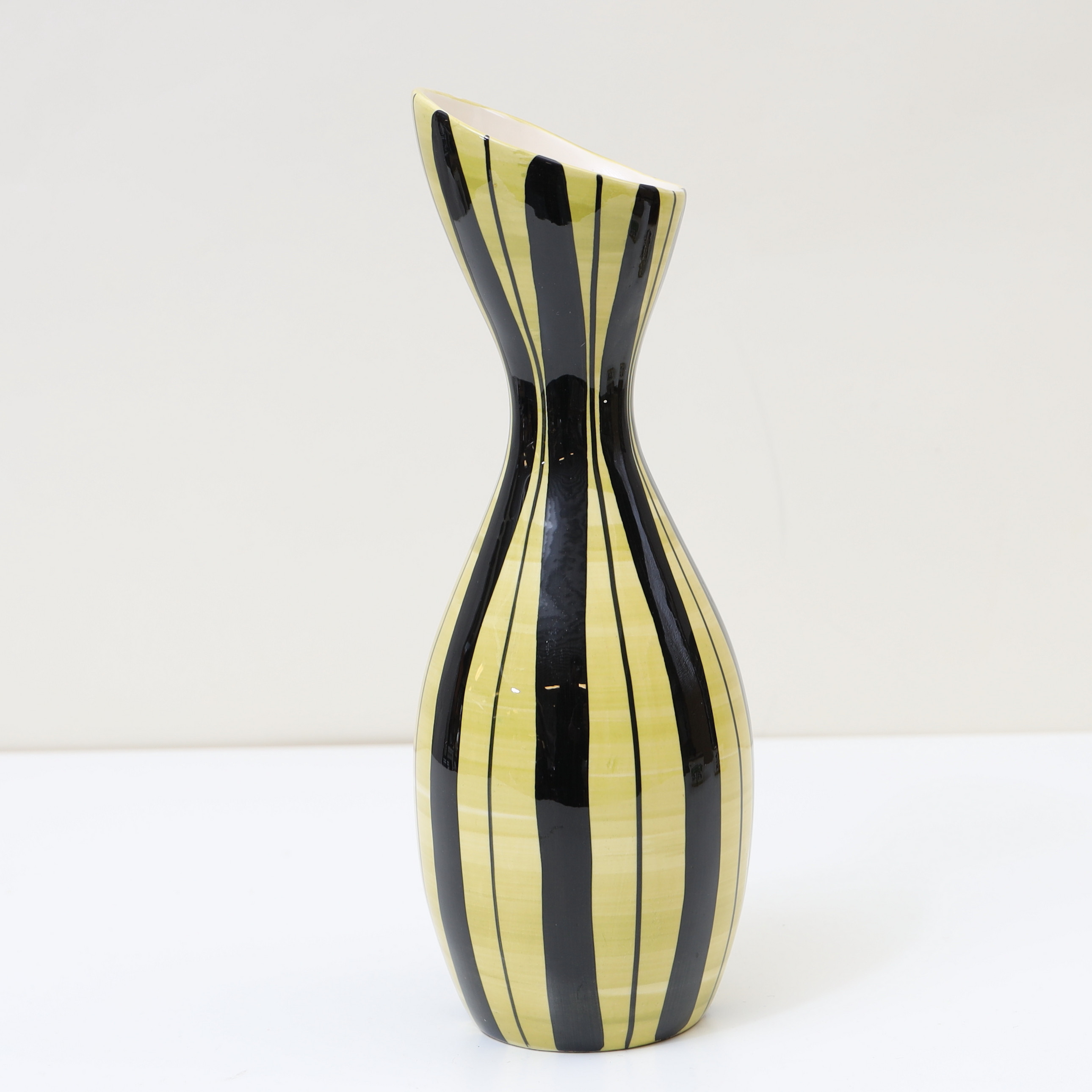 VAS, Jie Gantofta, keramik med handmålad dekor.