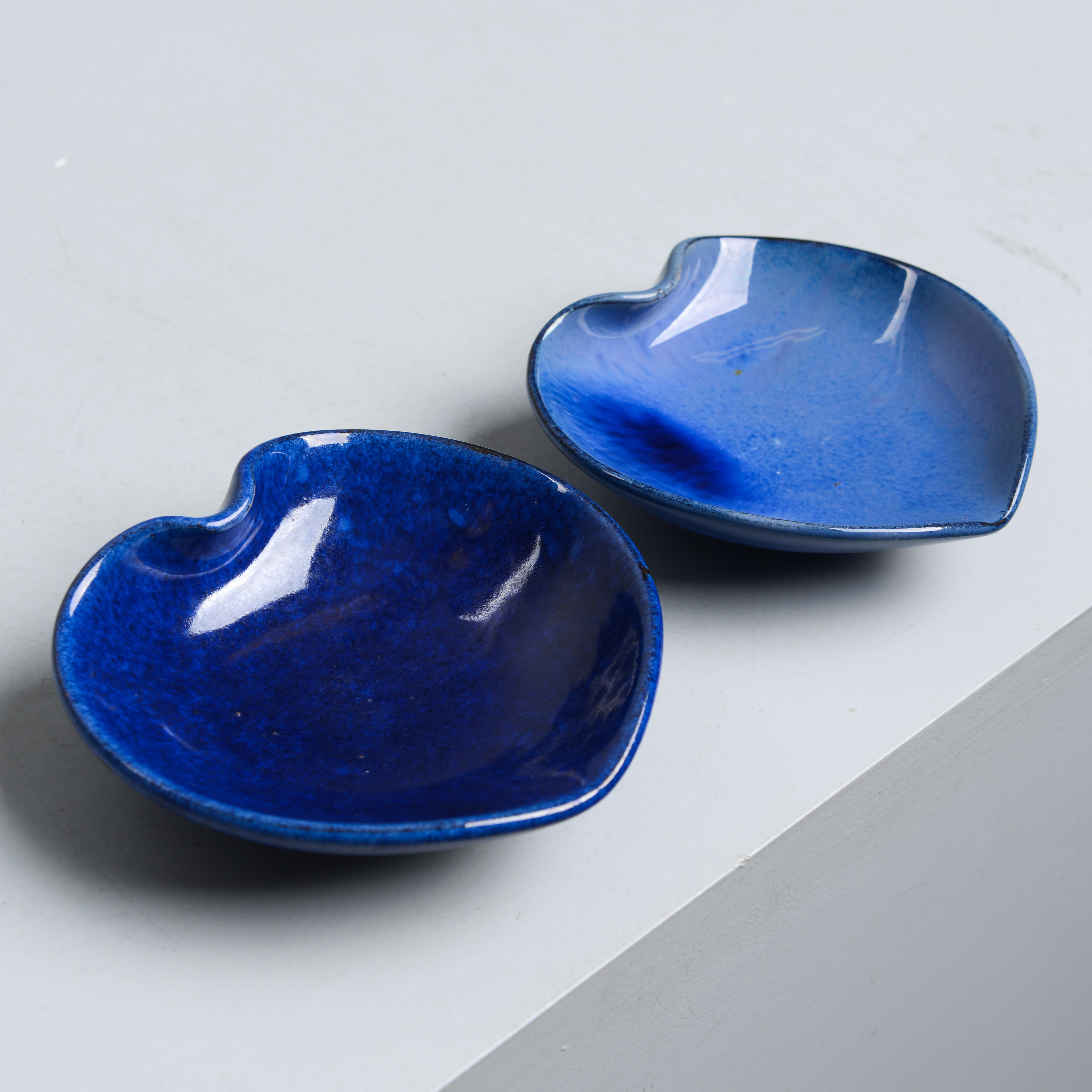 VICKE LINDSTRAND. Fat, 2 st, Upsala-Ekeby, 1940-tal.