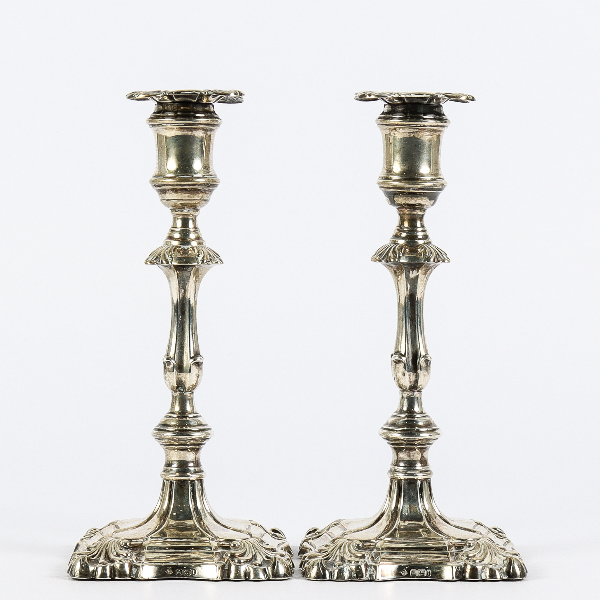 LJUSSTAKAR ett par, silver, George ll stil, Sheffield 1901.