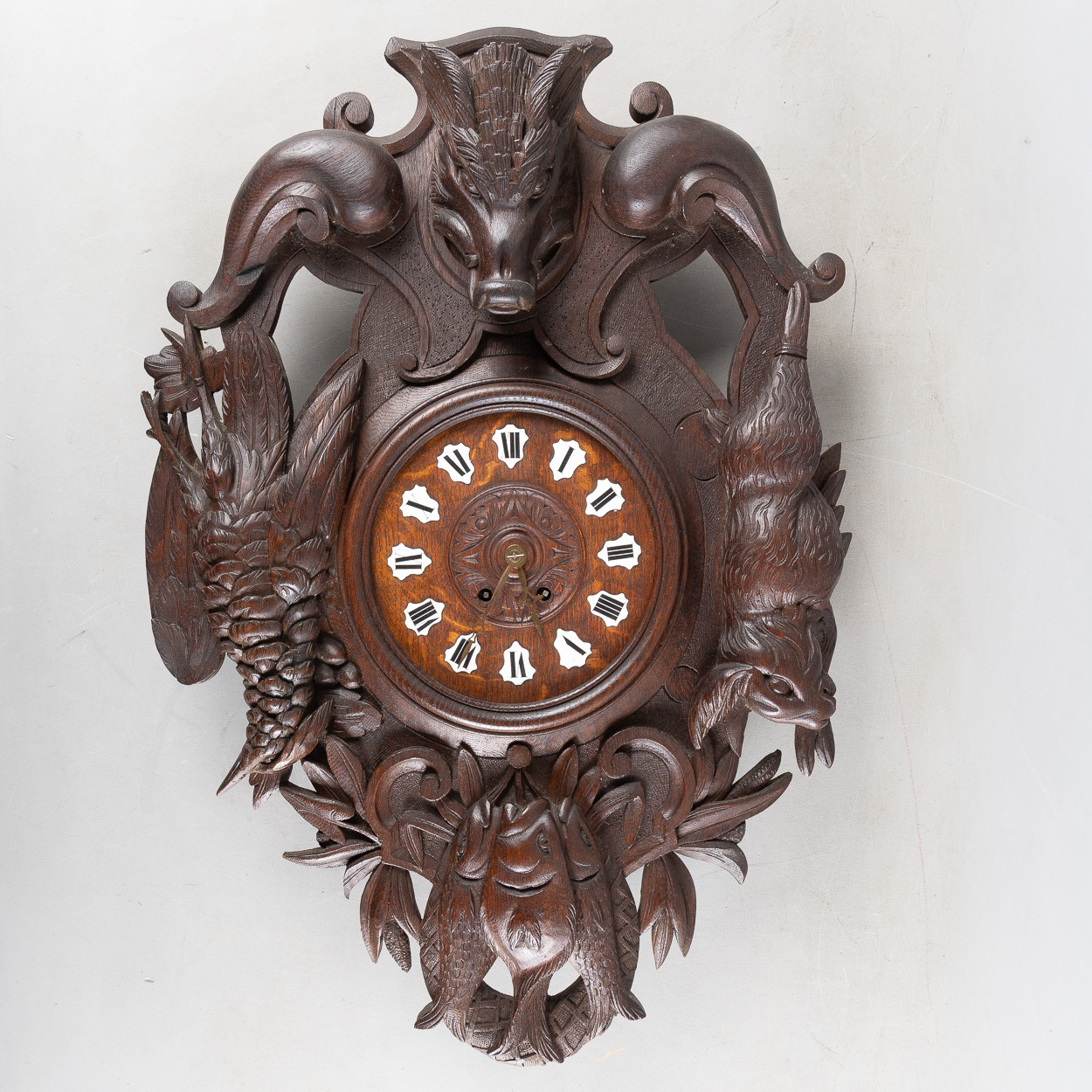 VÄGGUR, betsad ek med riklig skuren dekor av jakttroféer mm, sent 1800-tal.