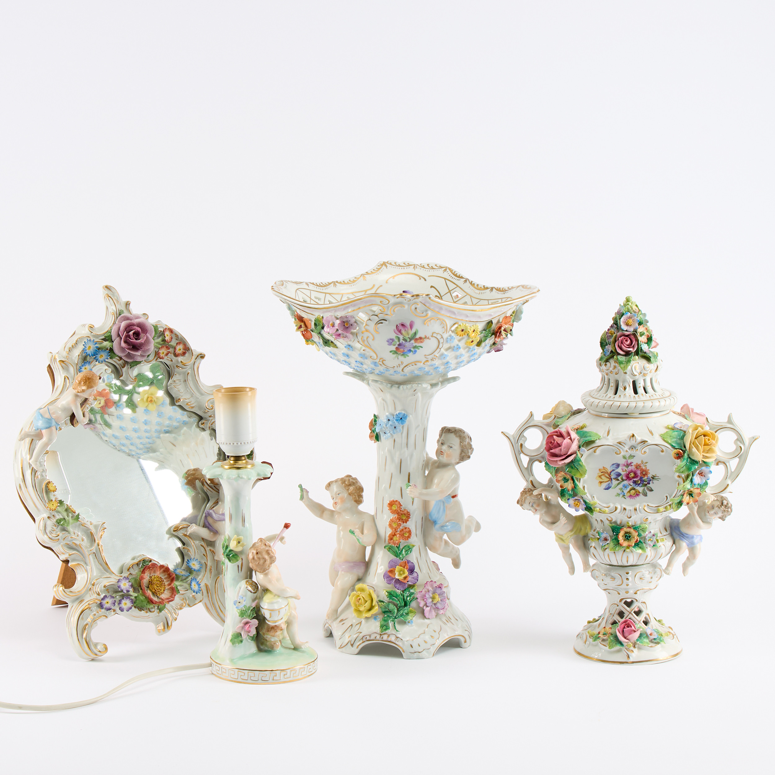 URNA, BORDSLAMPA, SKÅL OCH BORDSSPEGEL Dresden 1900-talets mitt porslin.