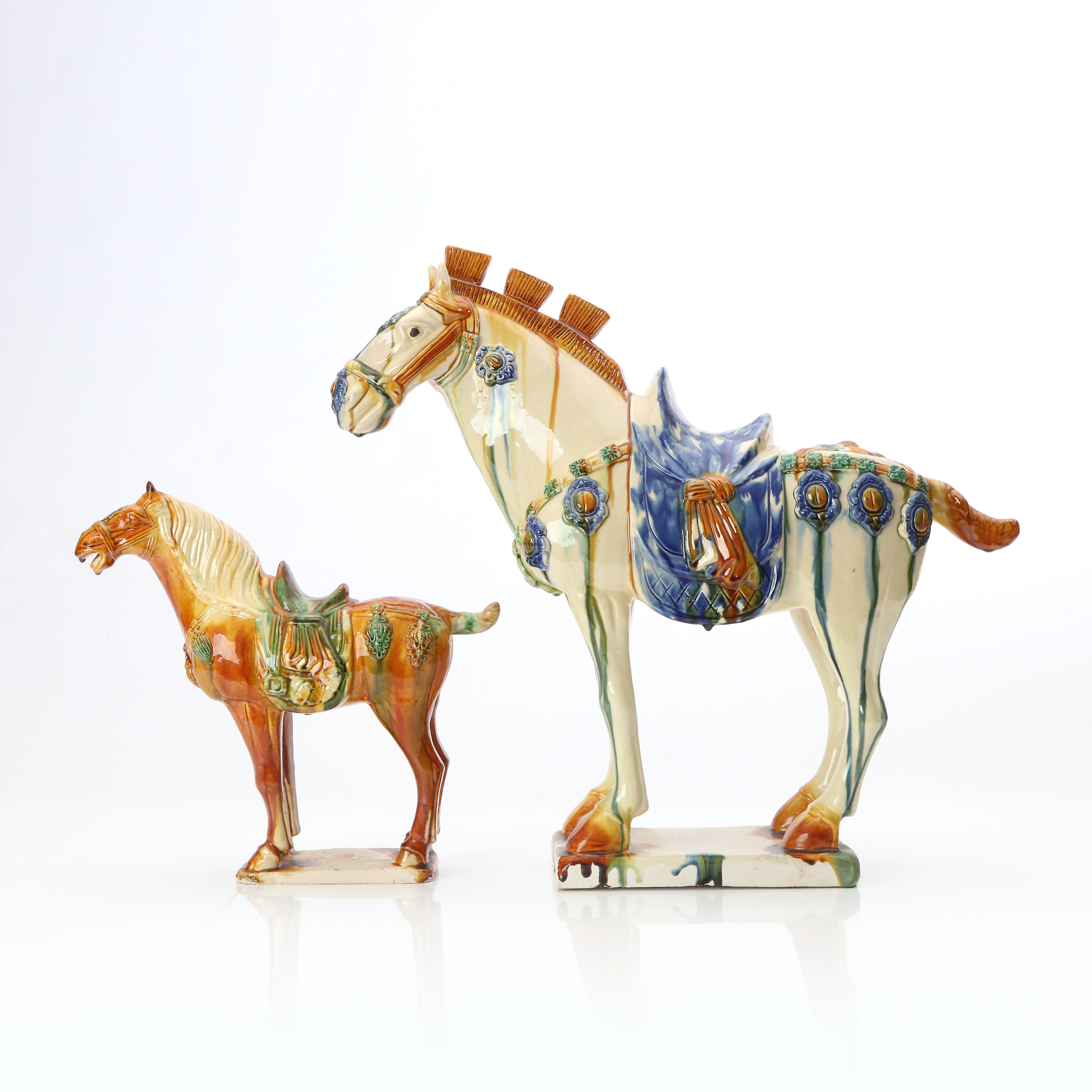 HÄSTAR, TVÅ ST. Glaserat lergods. Tangstil, samtida tillverkning.