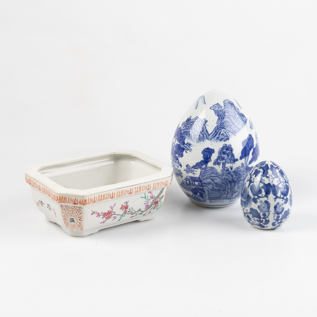 SKULPTURER, SKÅL, 3 delar, Kina, porslin, 1900-talets andra hälft.