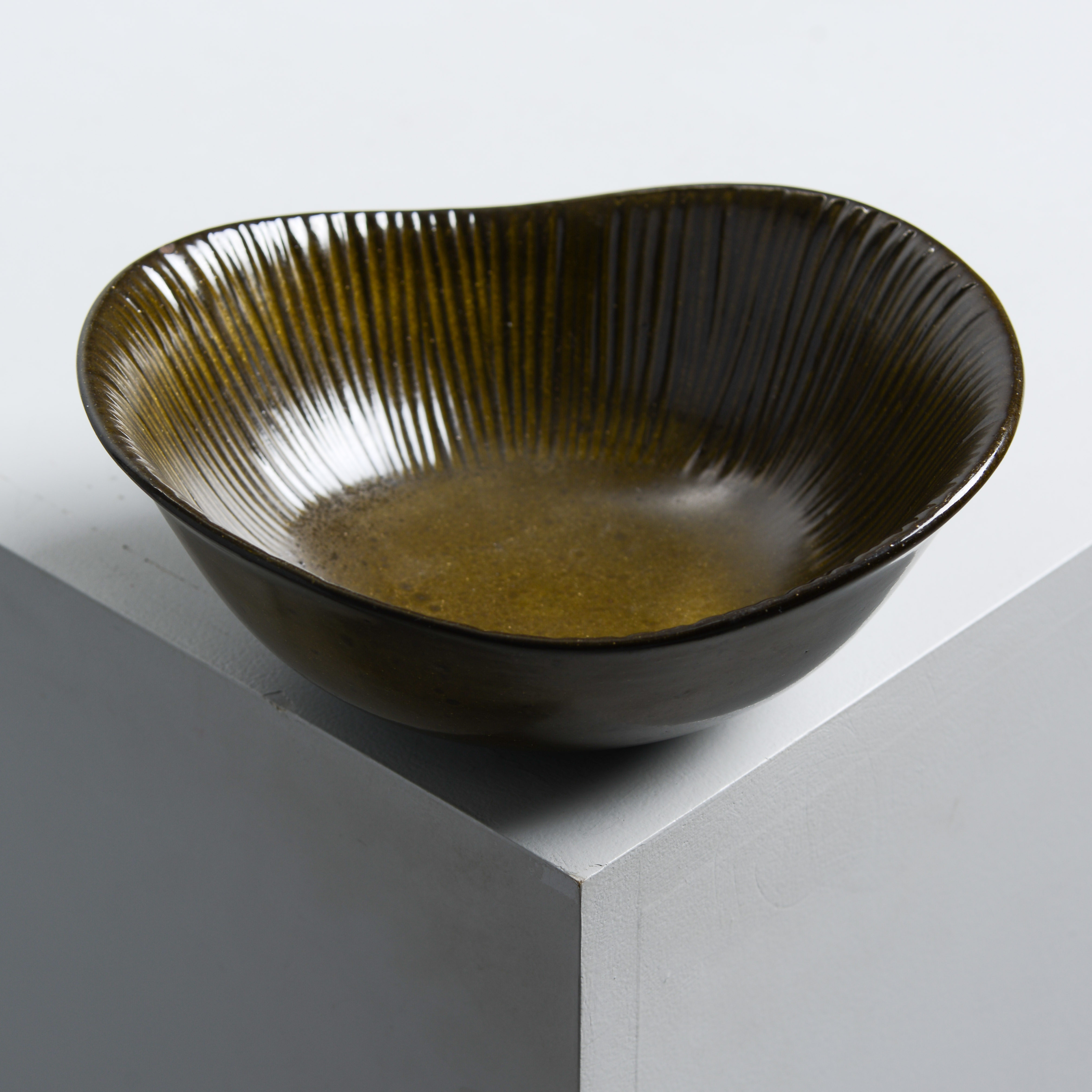 SVEN ERIK SKAWONIUS. "Amarillo", skål, modell 90011S, Upsala-Ekeby, 1969-70.