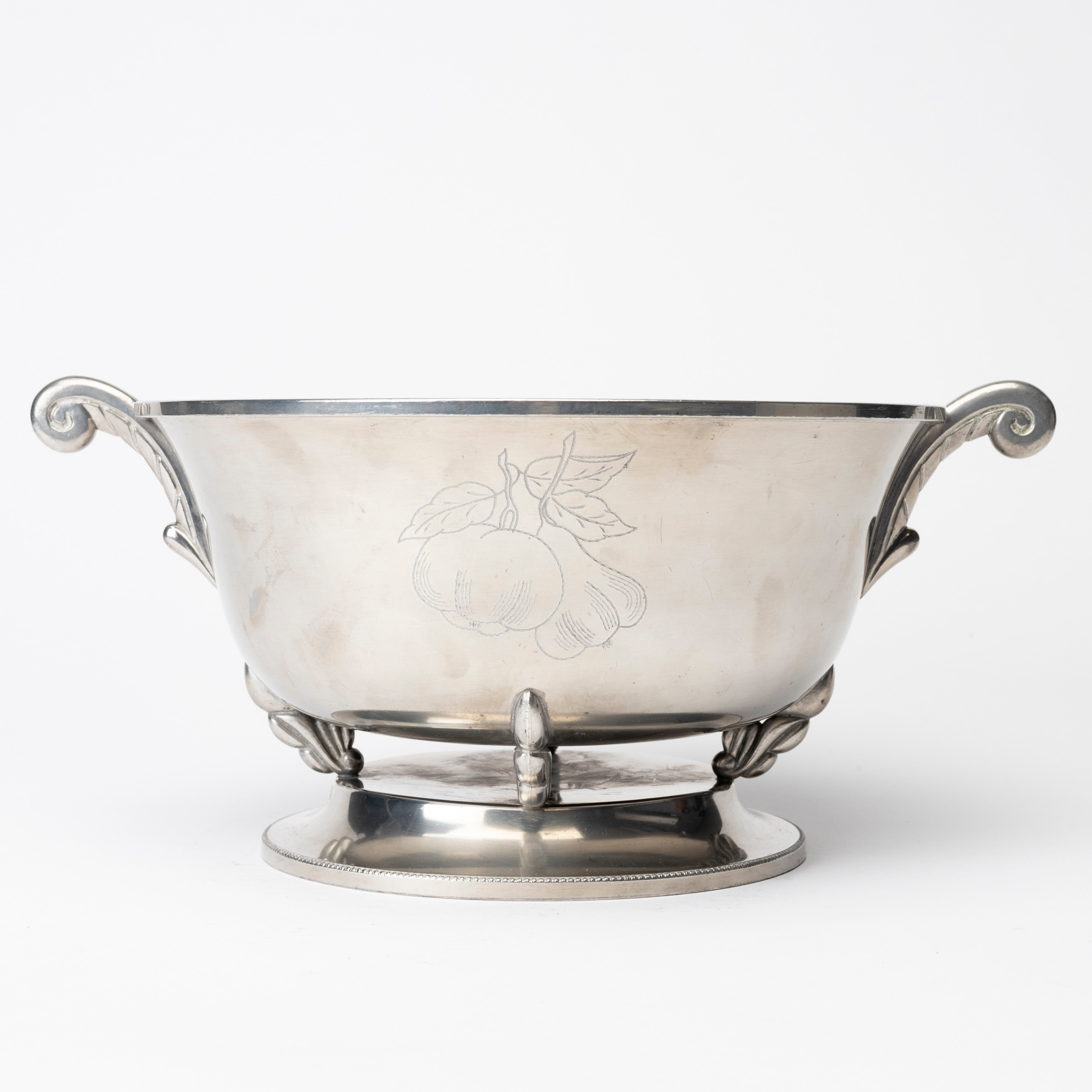 SKÅL PÅ FOT, tenn, dekor av frukter, AB Lundin & Lindberg Metallvarufabrik, AB, Eskilstuna, 1945.