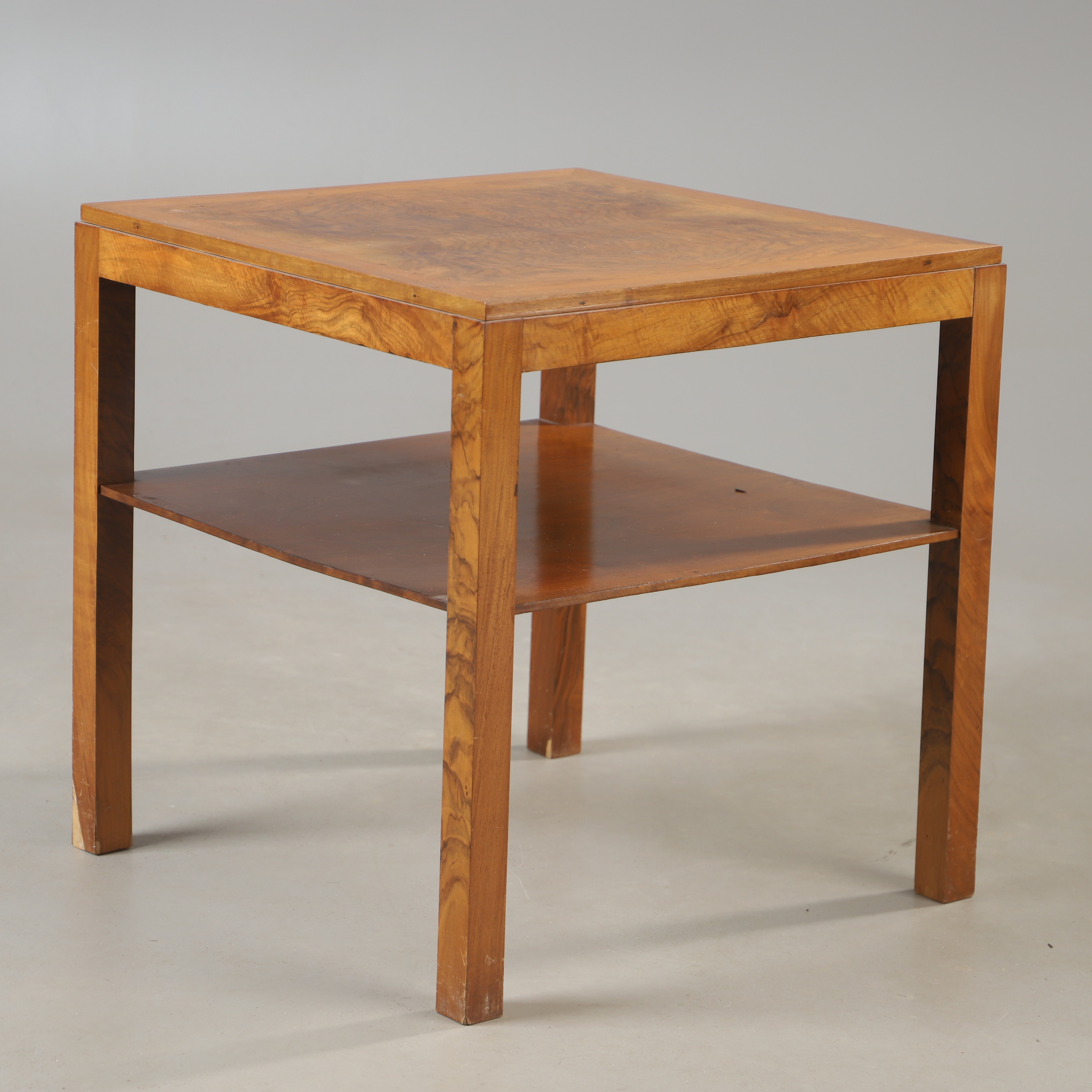 SIDOBORD, valnöt, 1900-talets första hälft.