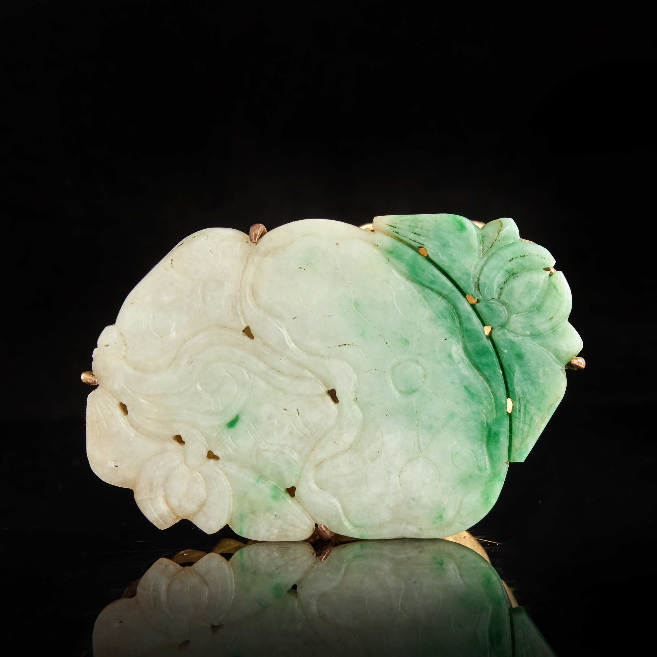 SPÄNNE, nefrit och metall, Kina, skuren dekor av lotusblommor och blad, sen Qingdynastin (1644-1912).