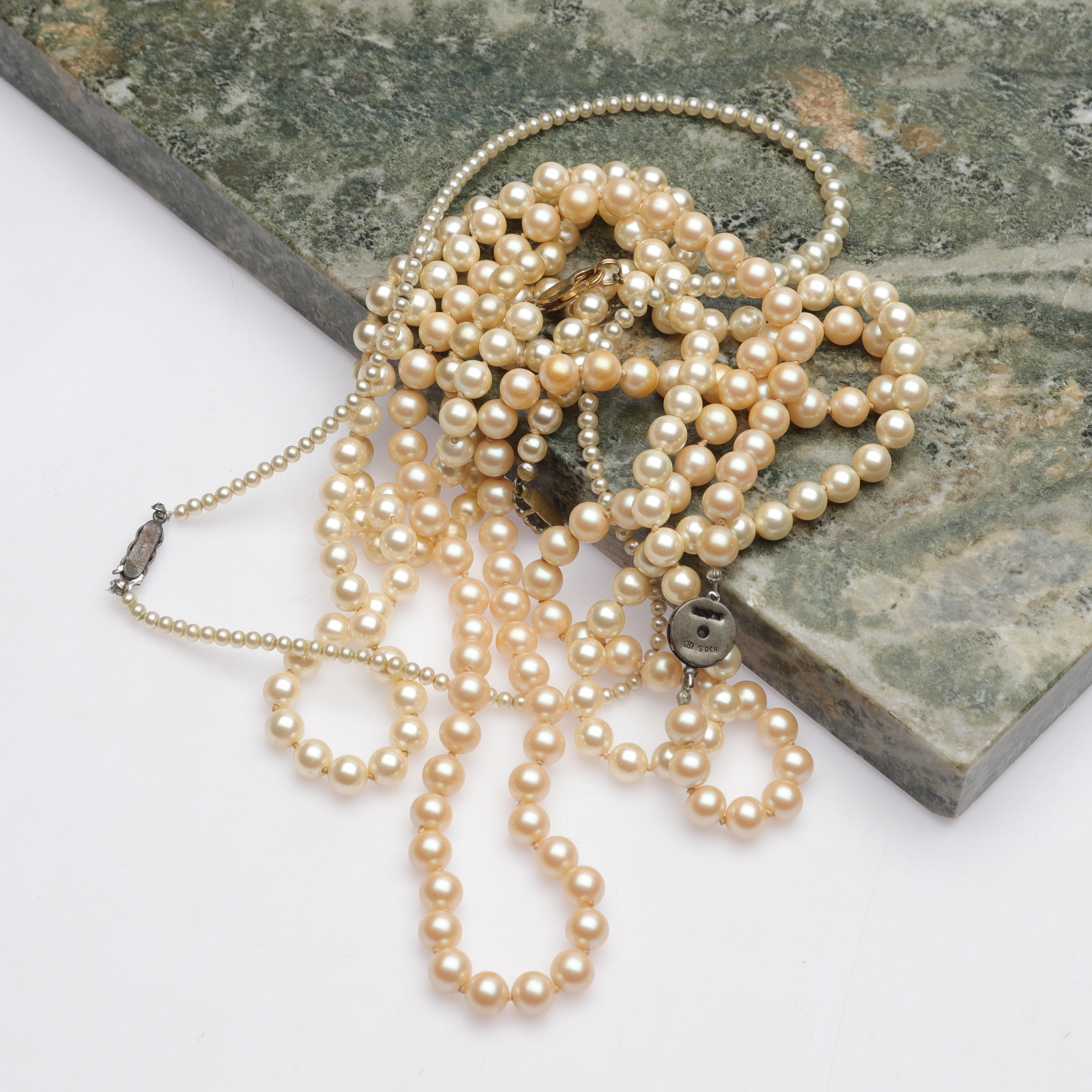 HALSBAND, 4 st, skalpärlor, främst med silverlås, 1900-tal.