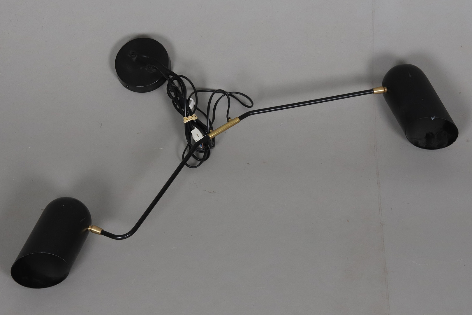 TAKLAMPA. Svart metall med mässings detaljer, "COMO", Olsson & Jensen.