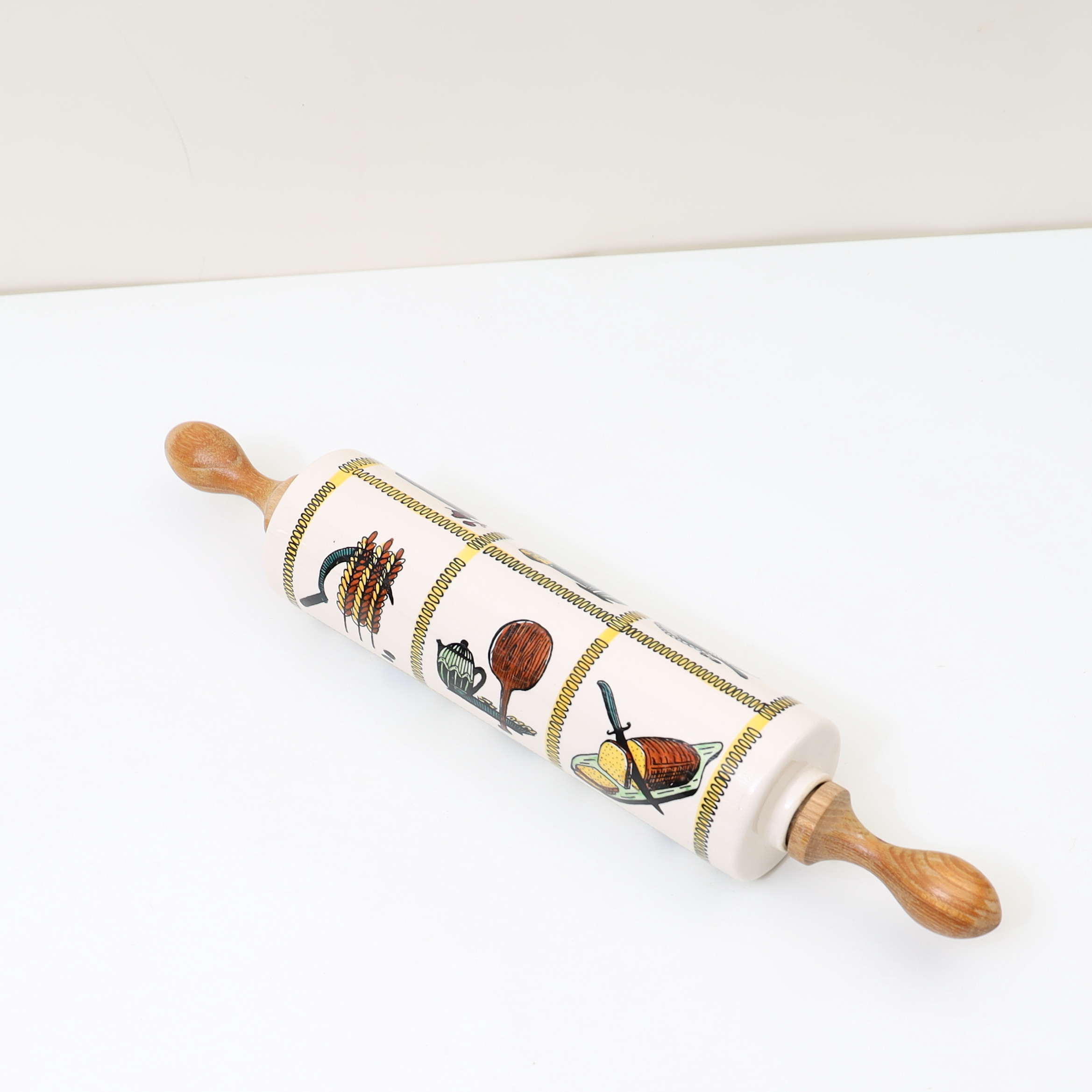 KAVEL, Jie keramik, med tryckt och handmålad dekor.