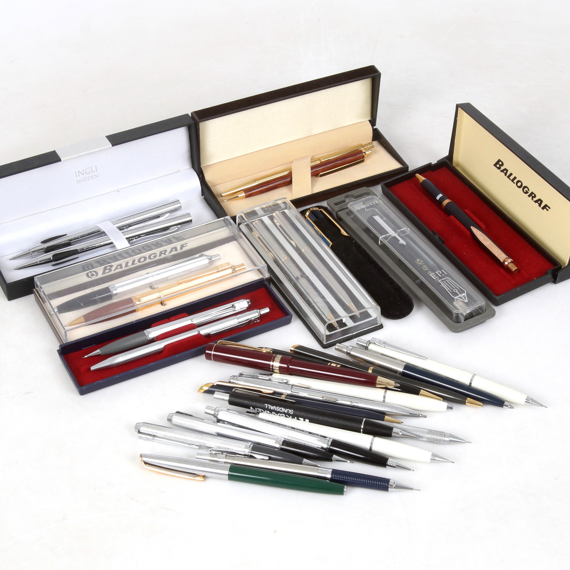 PENNOR, 30 st, kulspets, stift/blyerts. 1900-talets andra hälft.