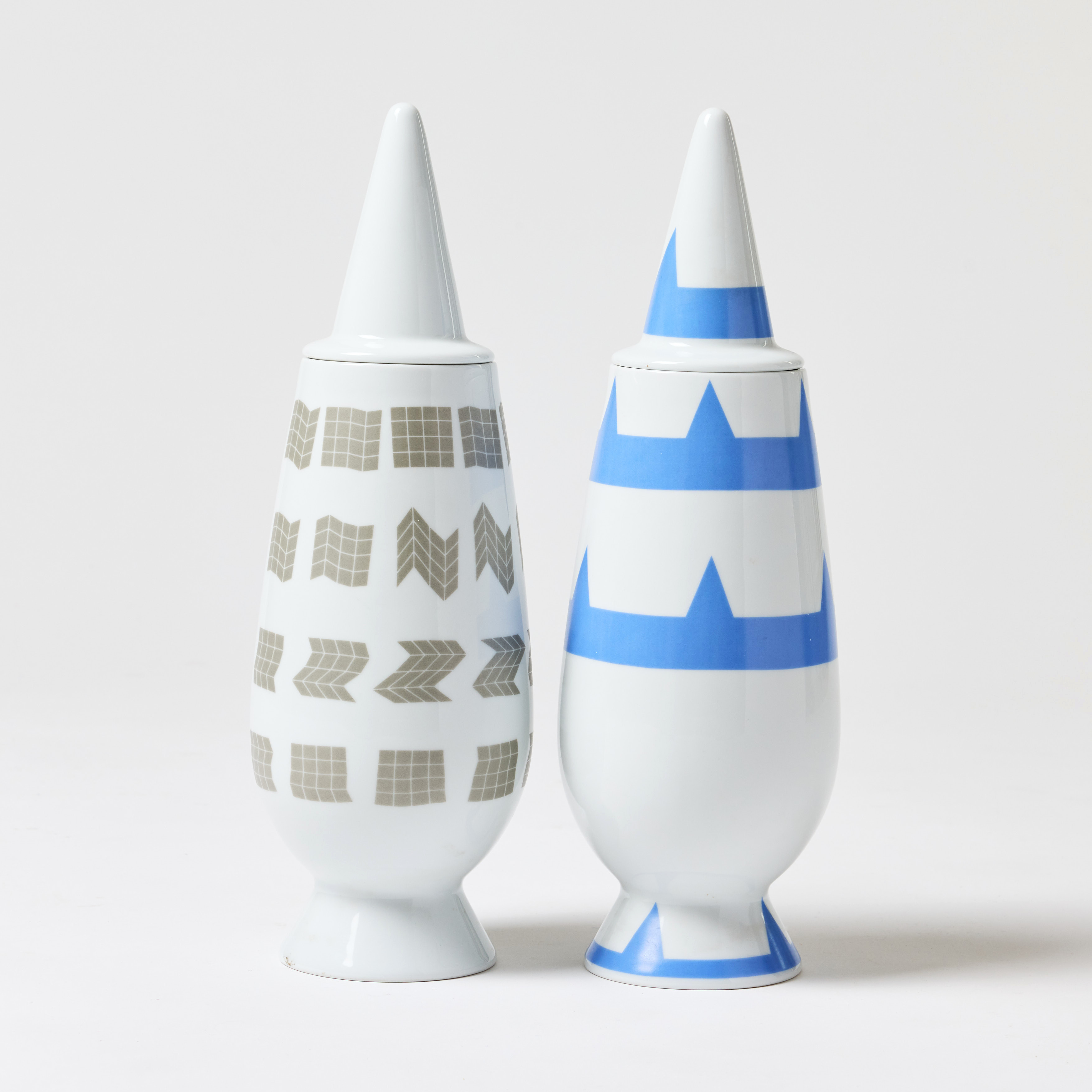 ALESSANDRO MENDINI / LAPO BINA. Vaser med lock, 2 st., porslin, ur "100% make up", Alessi Tendentse, numrerad, 1992.