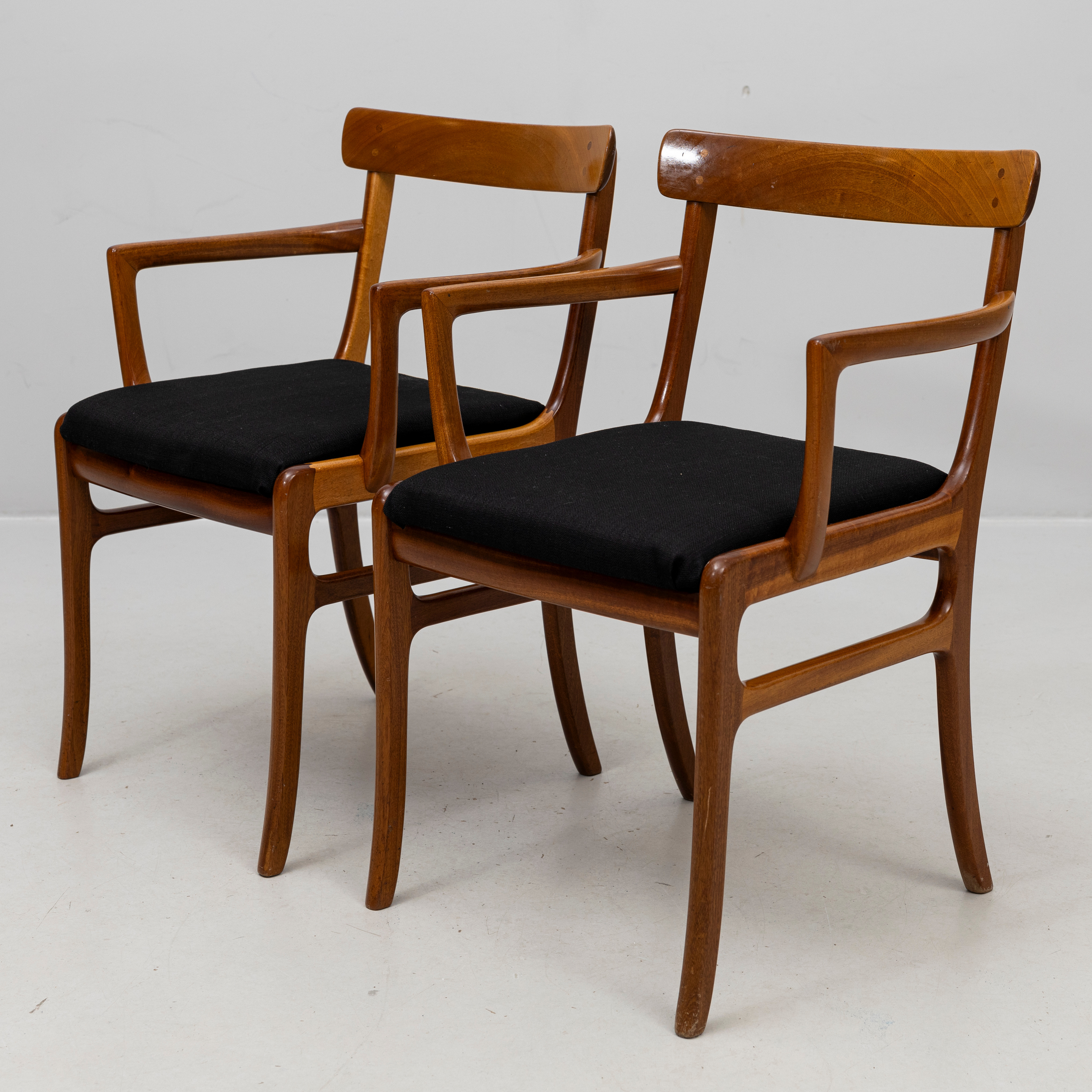 OLE WANSCHER. 2 st, karmstolar, mahogny, Poul Jeppesens Møbelfabrik, Danmark.