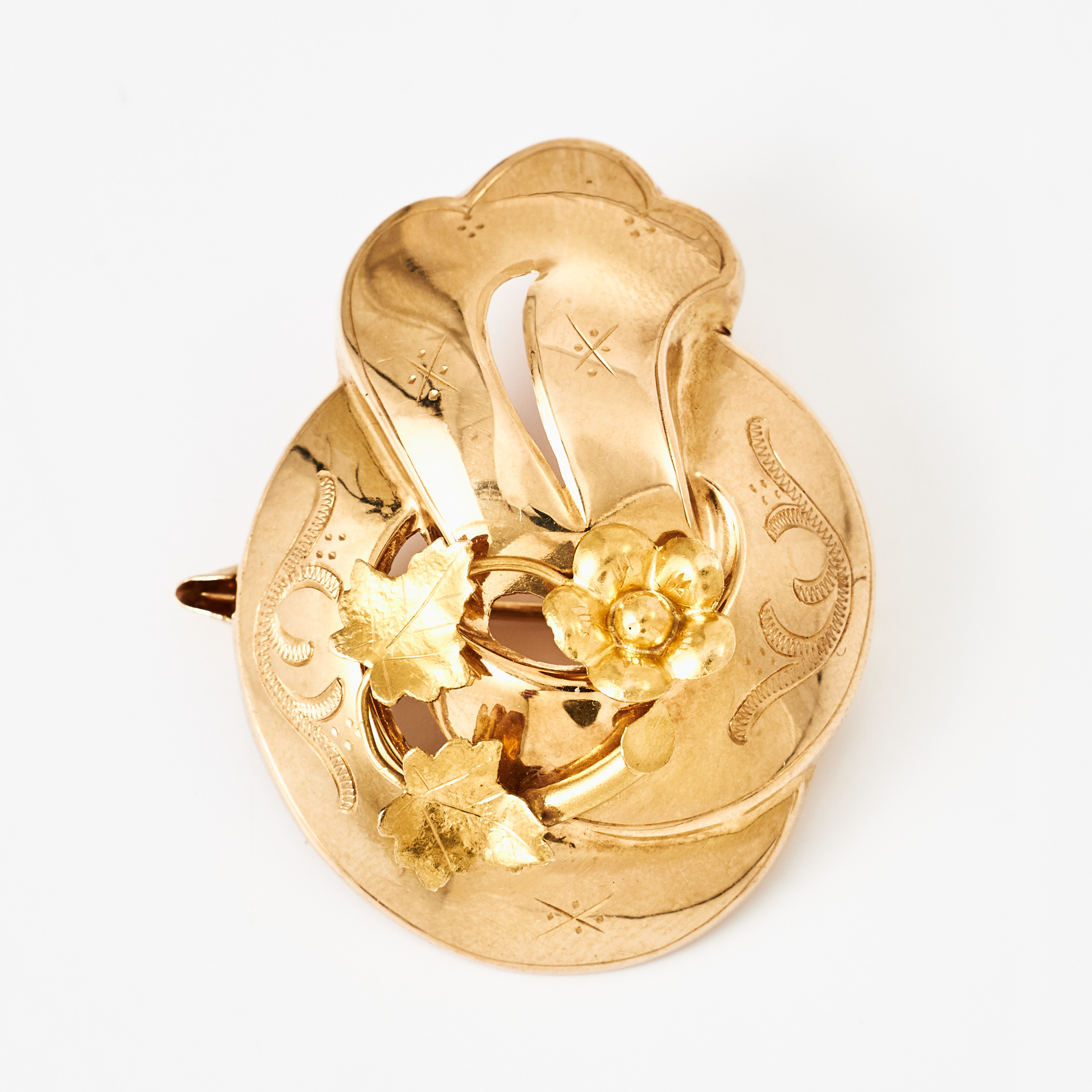 BROSCH, 18 k guld, dekor med blomma och blad, Bernhard Hertz AB, Stockholm 1948.