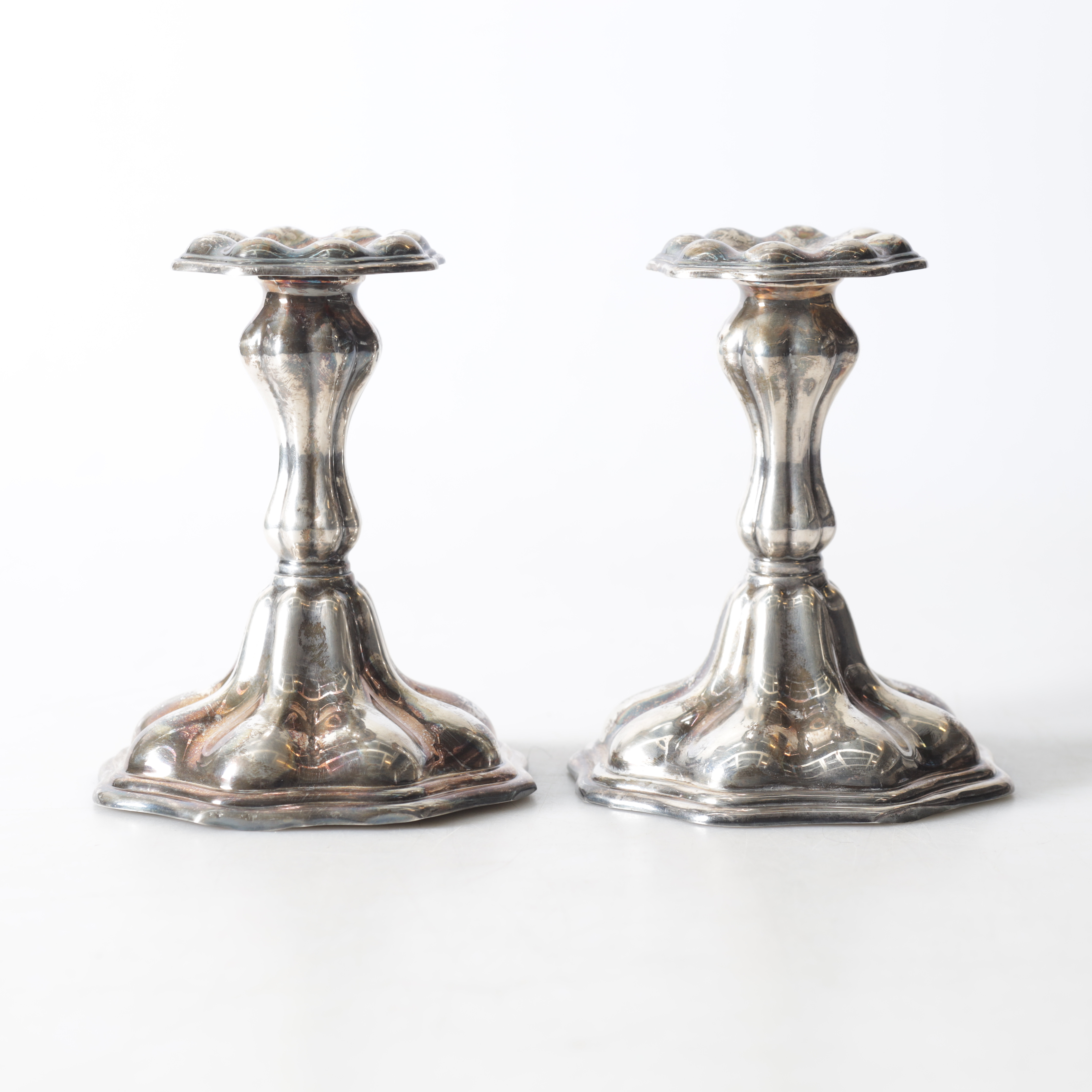 LJUSSTAKAR, 1 par, silver, barock-stil, C.G. Hallbergs Guldsmeds. A.B., Stockholm, 1940.