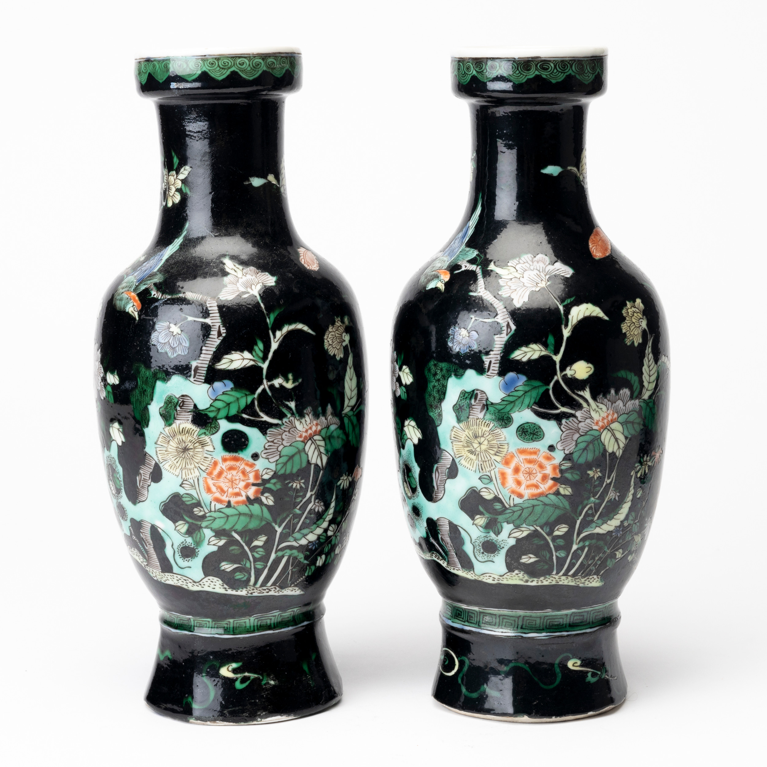 VASER, ett par, Famille Noir, Bär Kangxis märkning fast senare.