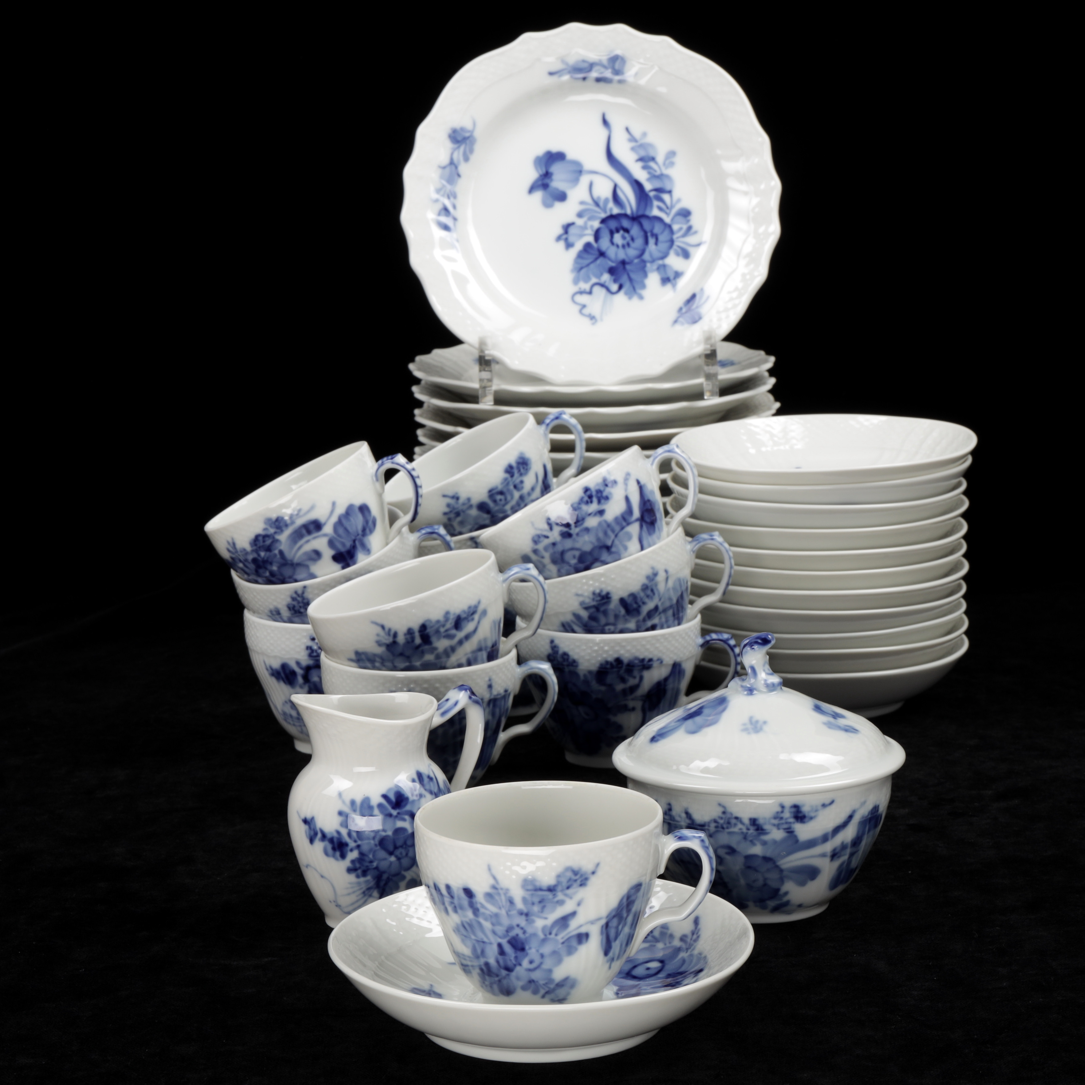 KAFFESERVIS, 38 delar, "Blå Blomst", Royal Copenhagen, Danmark, 1900-talets andra hälft.