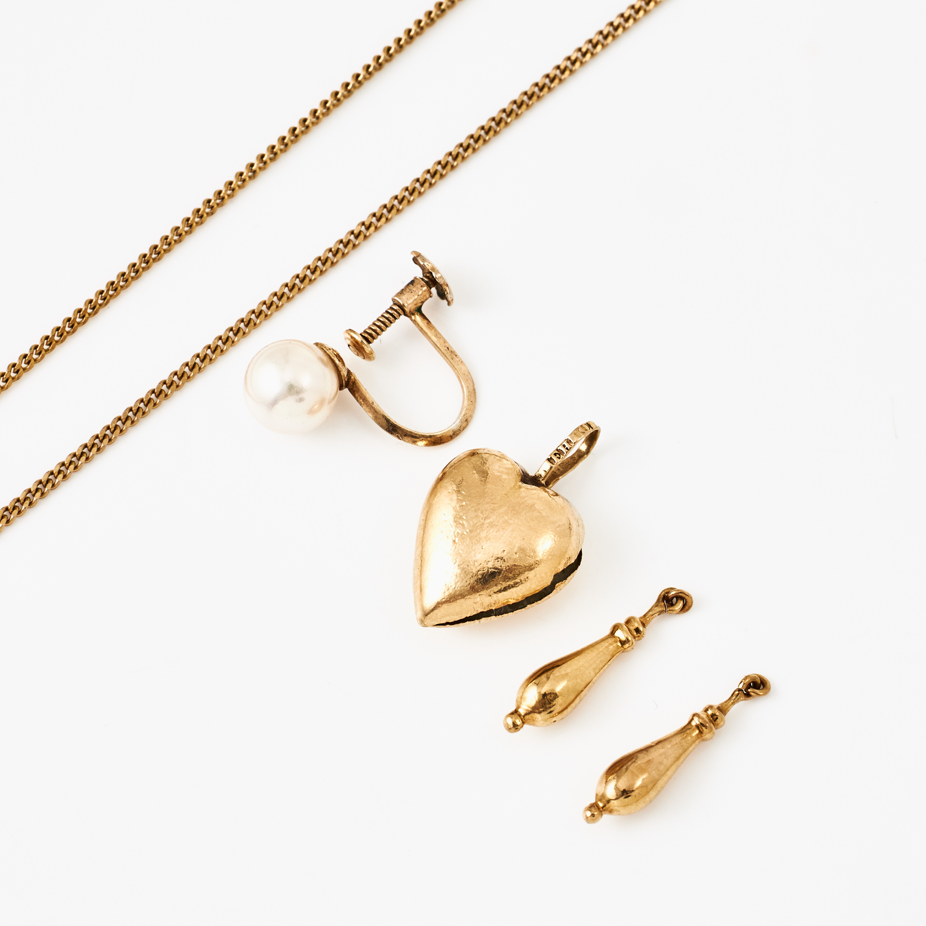 HÄNGE, i form av ett hjärta, DEKORDELAR, 1 par, till örhängen, droppformade, 18 k guld, KEDJA, ÖRHÄNGE, förgyllt sterlingsilver, pärlimitation, skruvsystem.