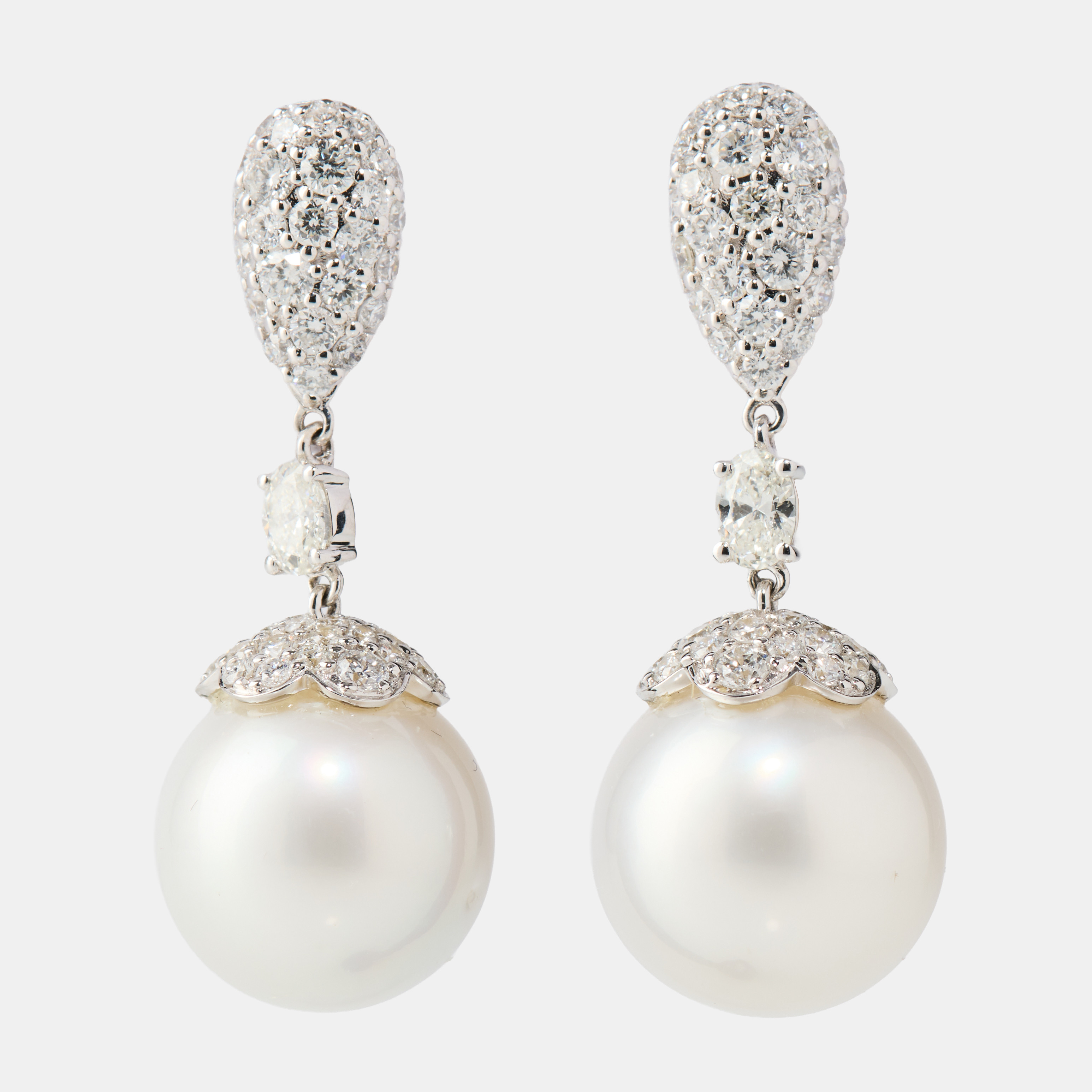 ÖRHÄNGEN, ett par, 18K vitguld med South Seapärla och diamanter.