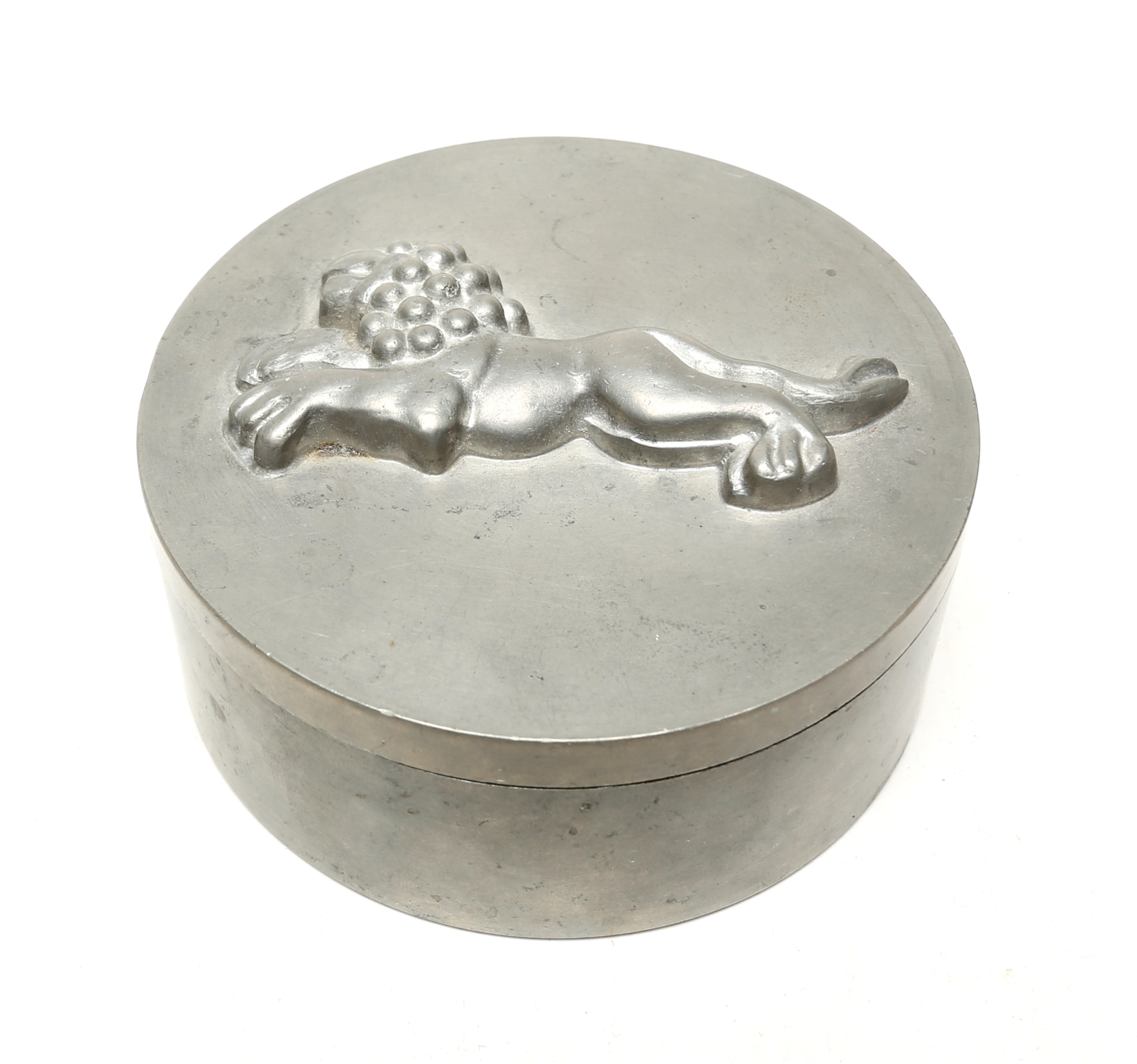 ANNA PETRUS. TILLSKRIVEN. LOCKDOSA, med lejonmotiv. tenn, Svenskt Tenn, Stockholm, årsbokstav J 8.