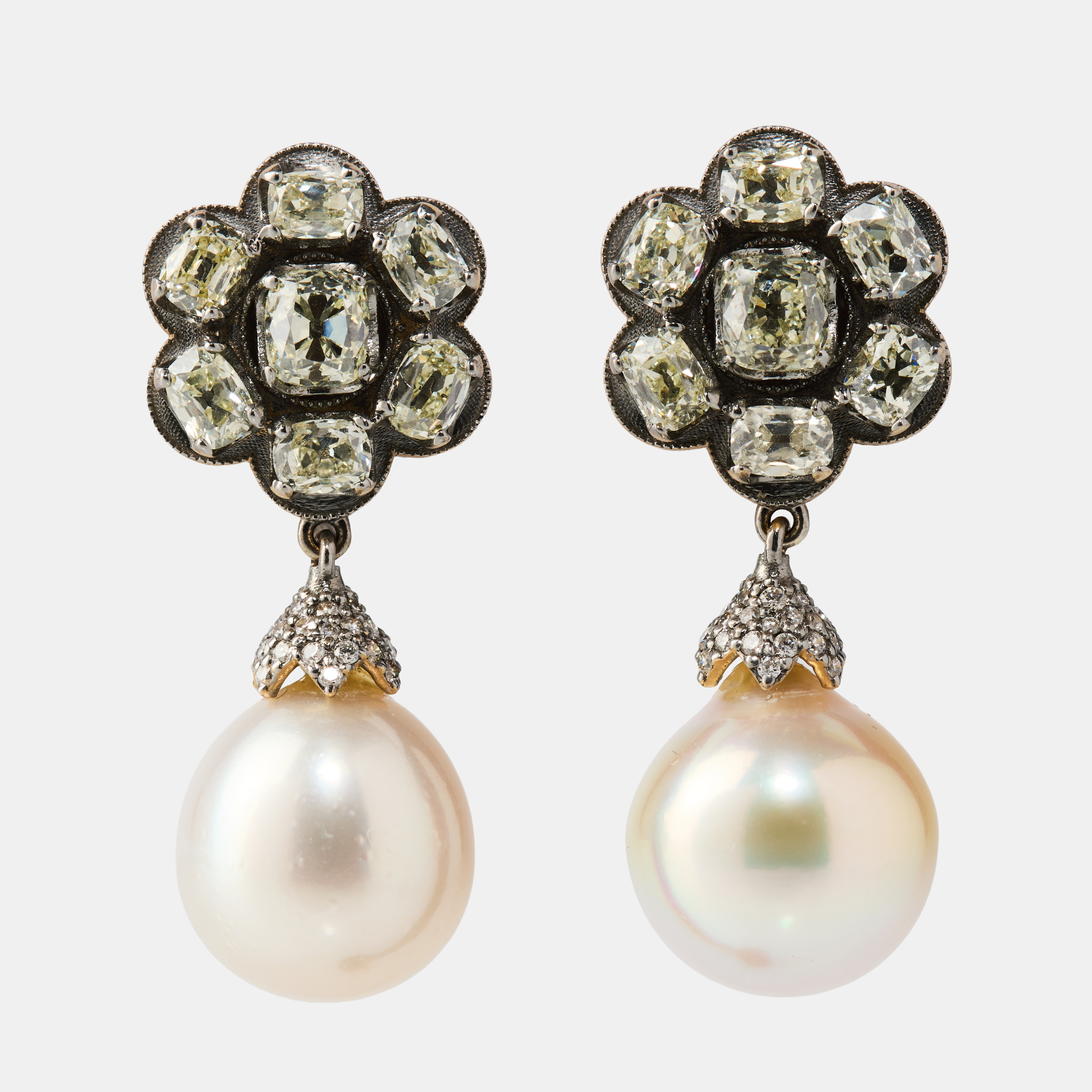 ÖRHÄNGEN, ett par, 18K guld med odlade pärlor och diamanter.