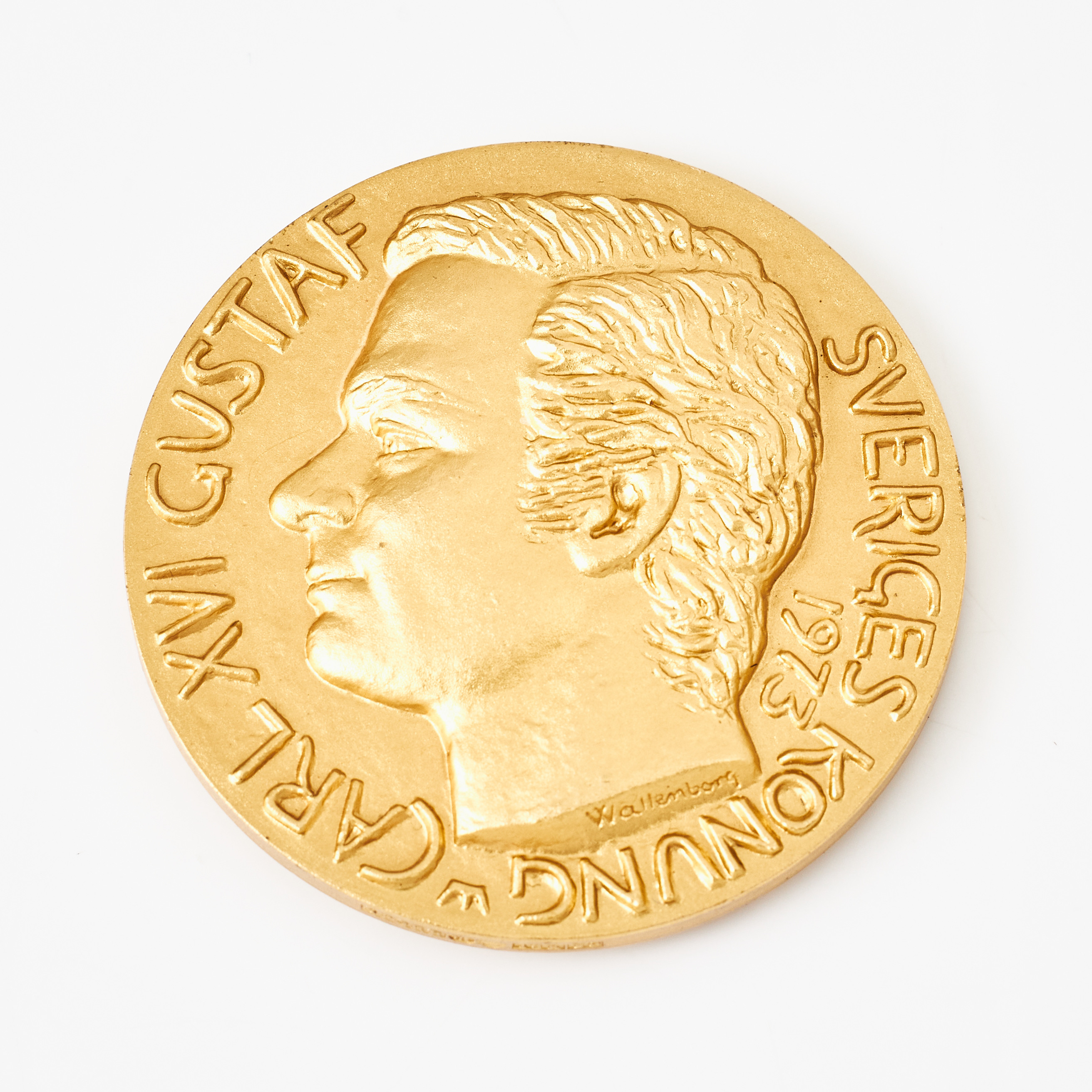 MINNESMEDALJ, 18 k guld, till minne av H M Konung Carl XVI Gustafs trontillträde 1973, signerad av skulptör Axel Wallenberg, limiterad upplaga, nr 0641/1000, nyprägling sker ej, Sporrong, Norrtälje 1973.