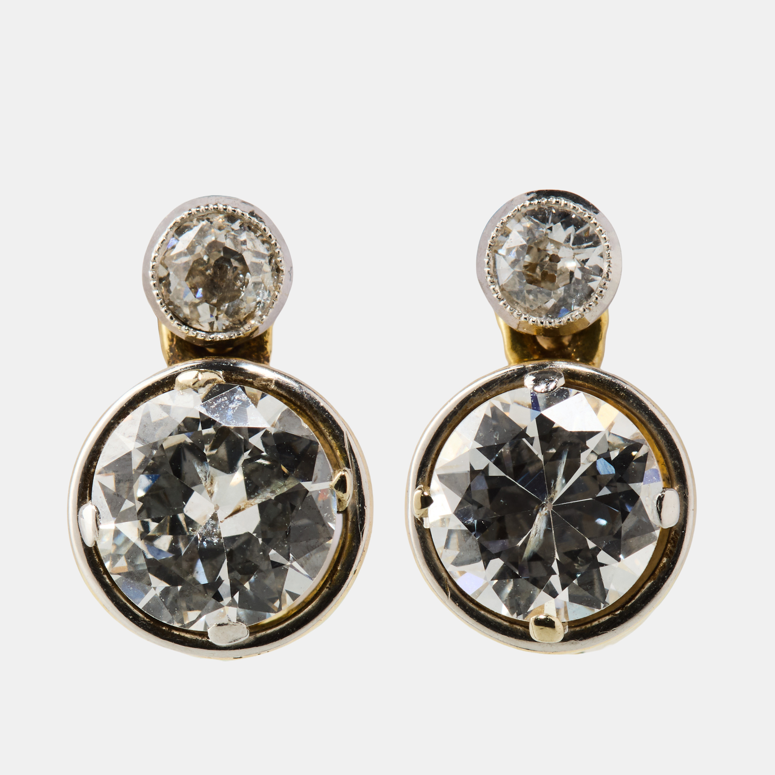 ÖRHÄNGEN, ett par, 18K guld med diamanter.