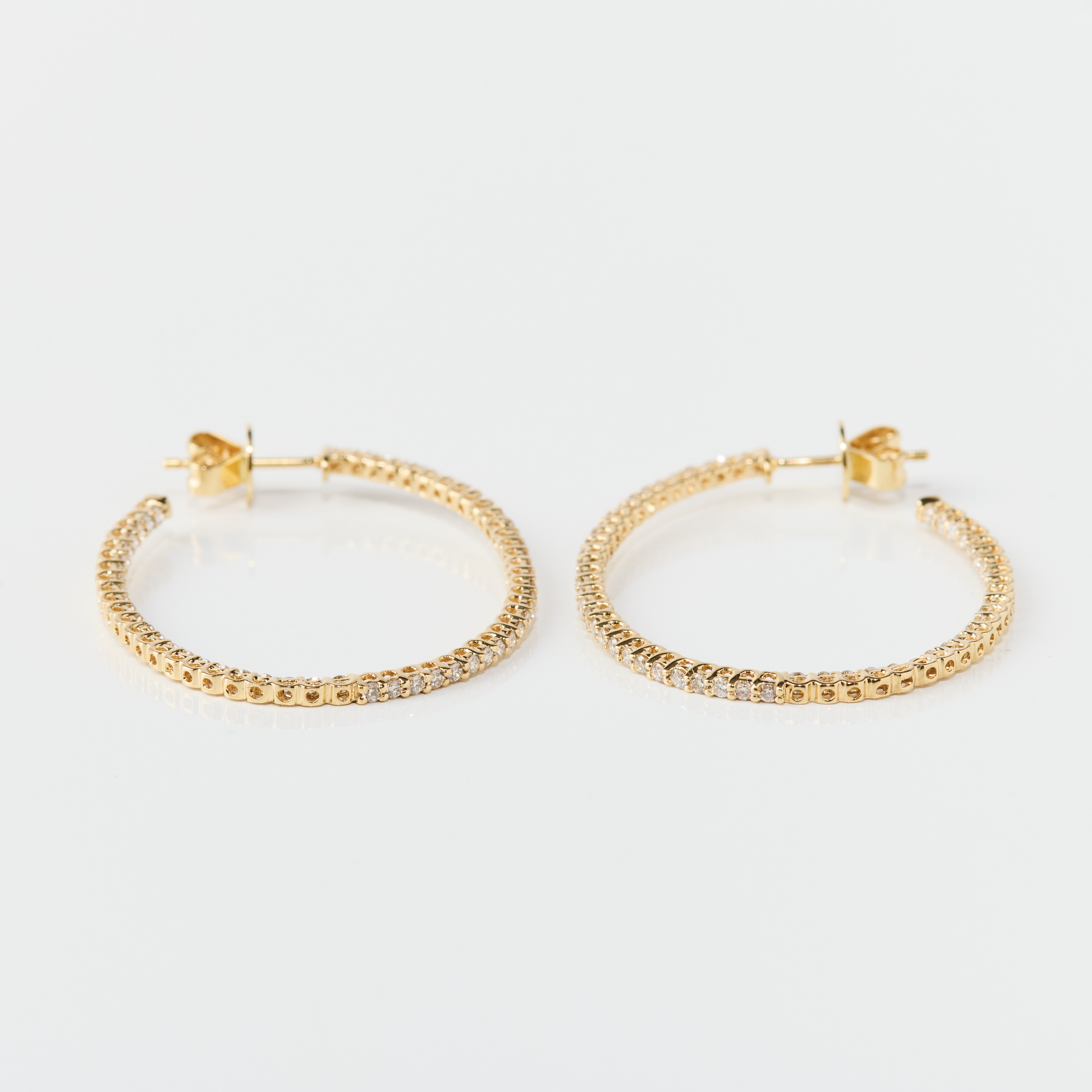 ÖRHÄNGEN, ett par så kallade CREOLER, 18K guld och diamanter.