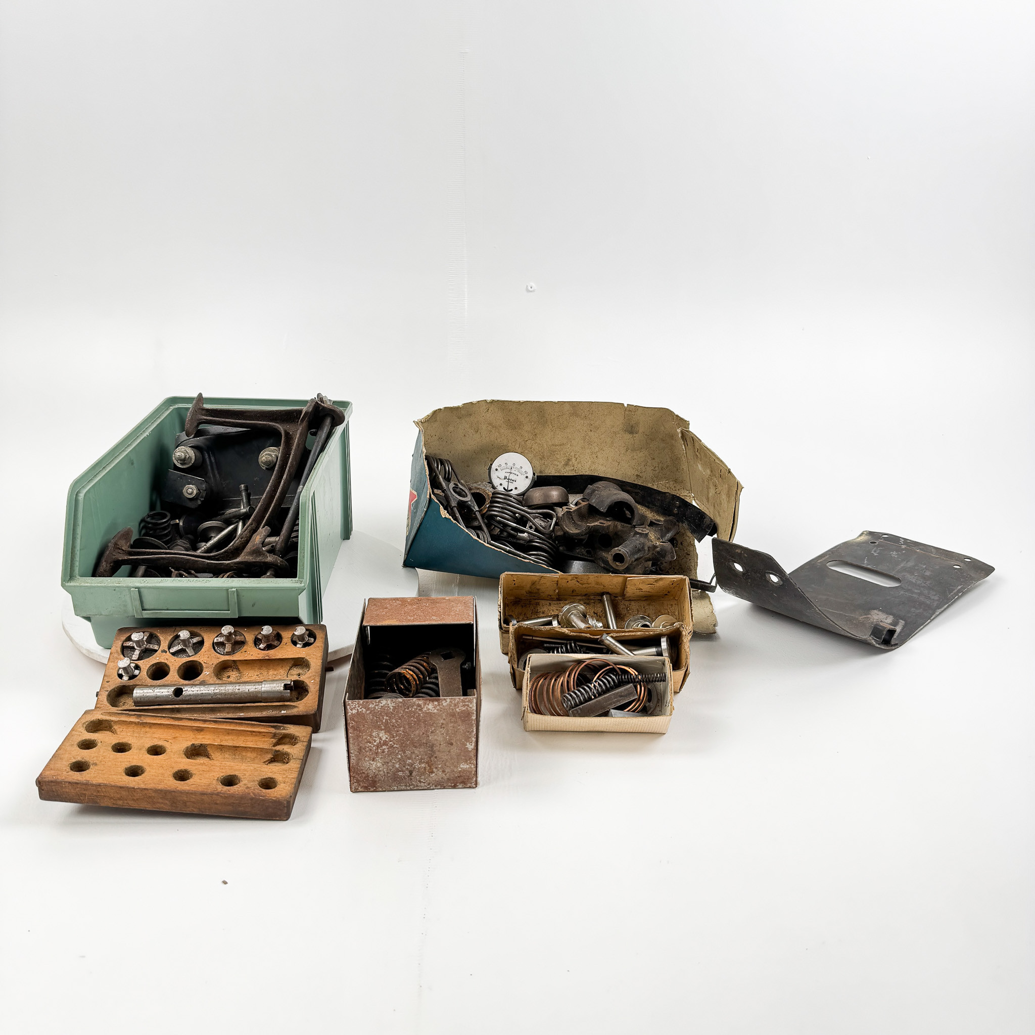 MOTORCYKELDELAR M.M, bl.a Norton, omkring 1900-talets mitt.