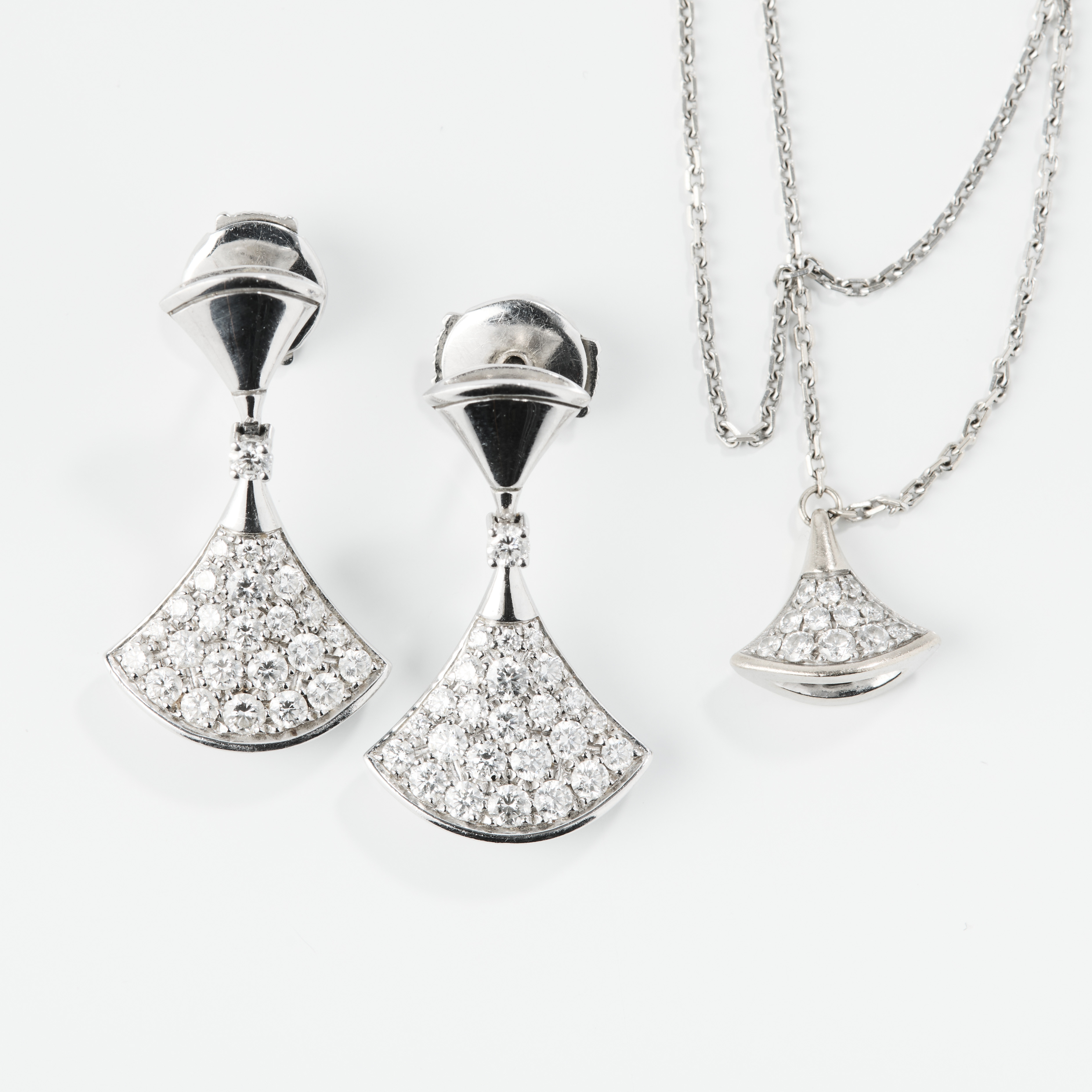 BULGARI. Armband samt Örhängen, ett par, "Diva's Dream", 18K vitguld med diamanter.