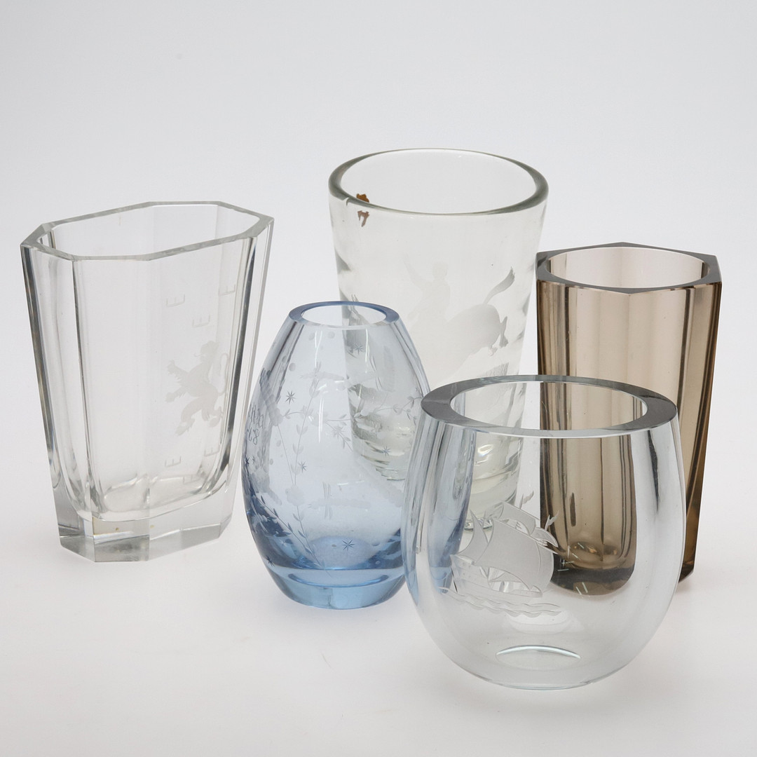 PARTI VASER. 5 st, bl.a Kosta & Holmegaard, delvis etikett-märkta.