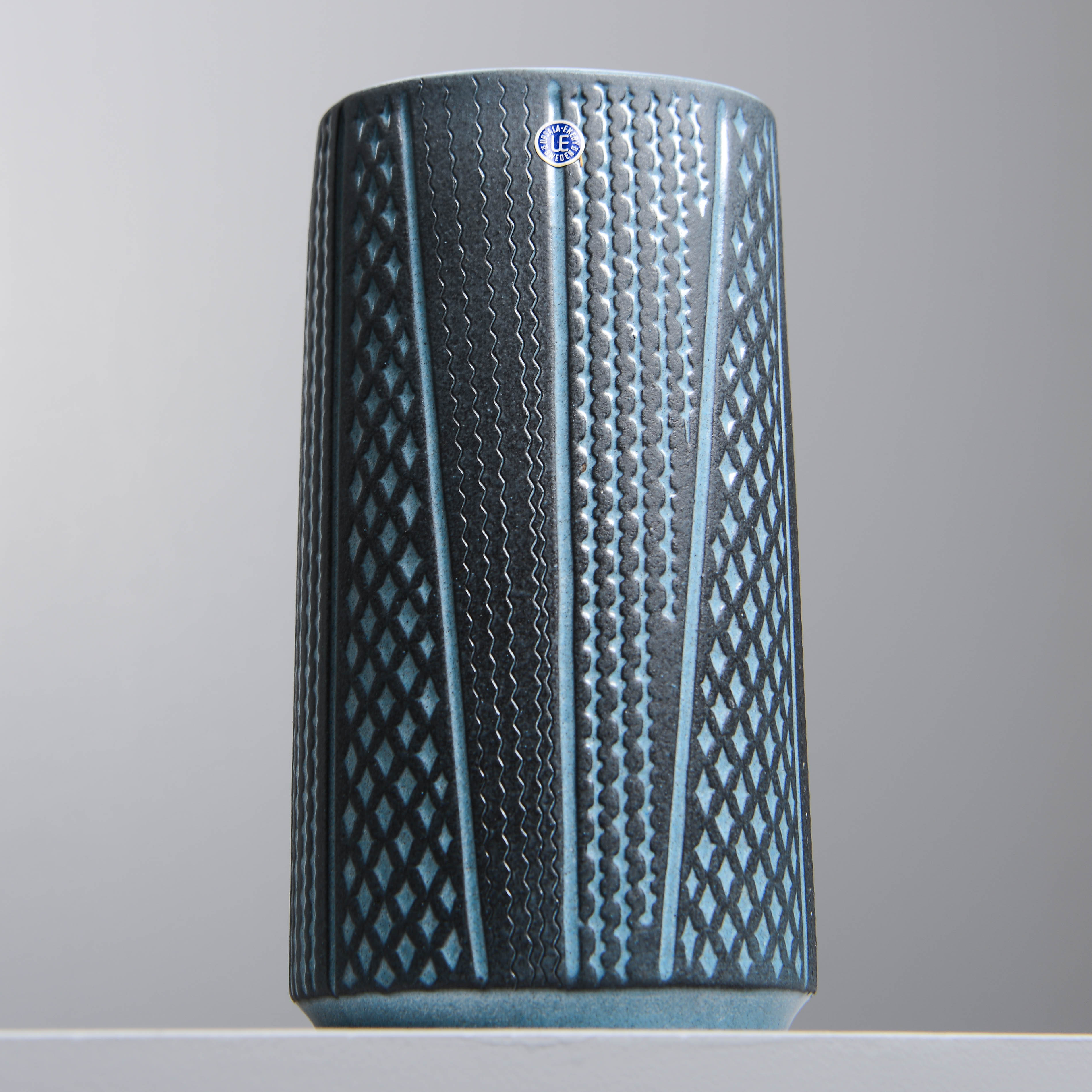 MARI SIMMULSON. Vas, modell 1034/139, för Turitz & Co, Upsala-Ekeby.