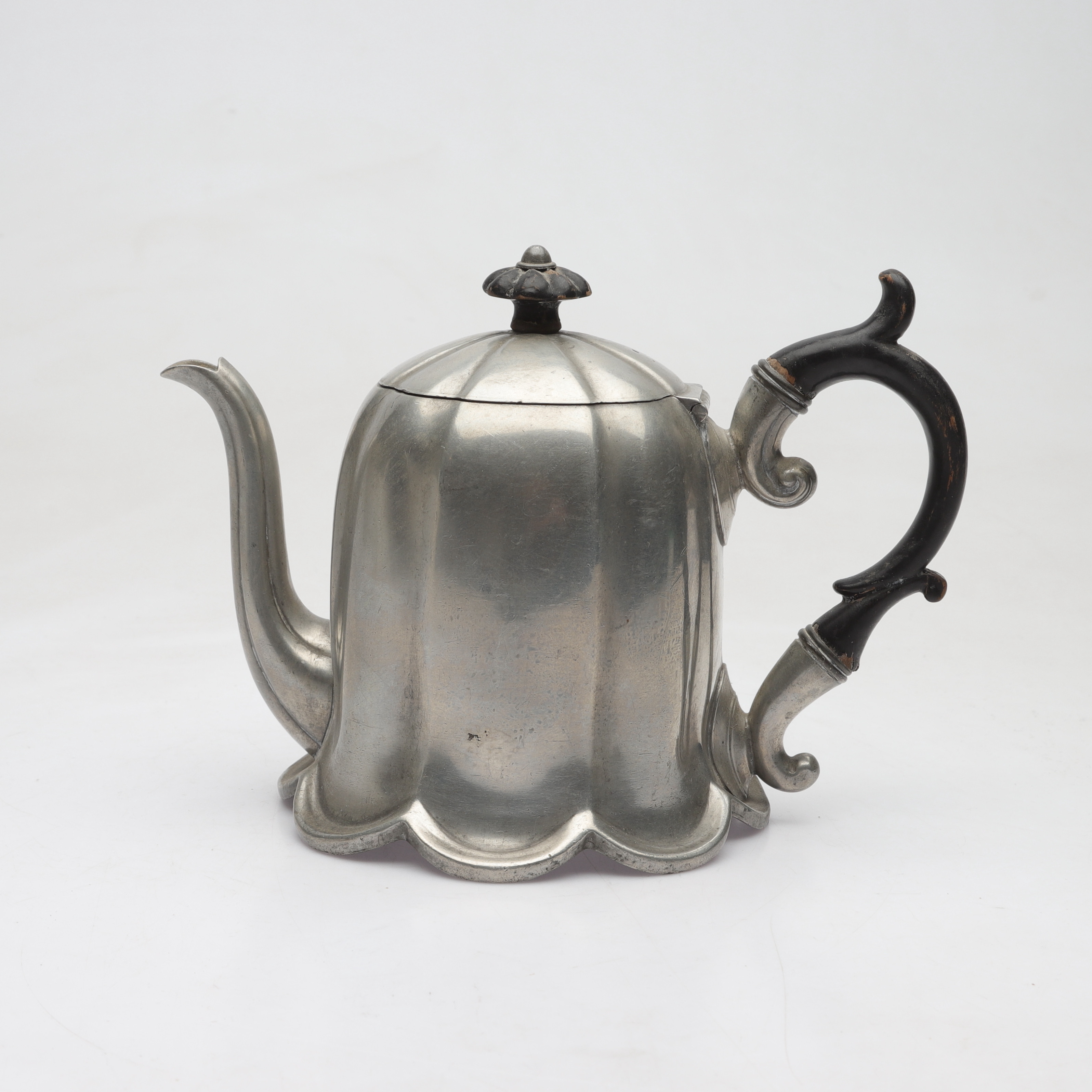 TEKANNA, tenn och svärtat trä, James Dixon & Sons, Britannia Metal, 1886.