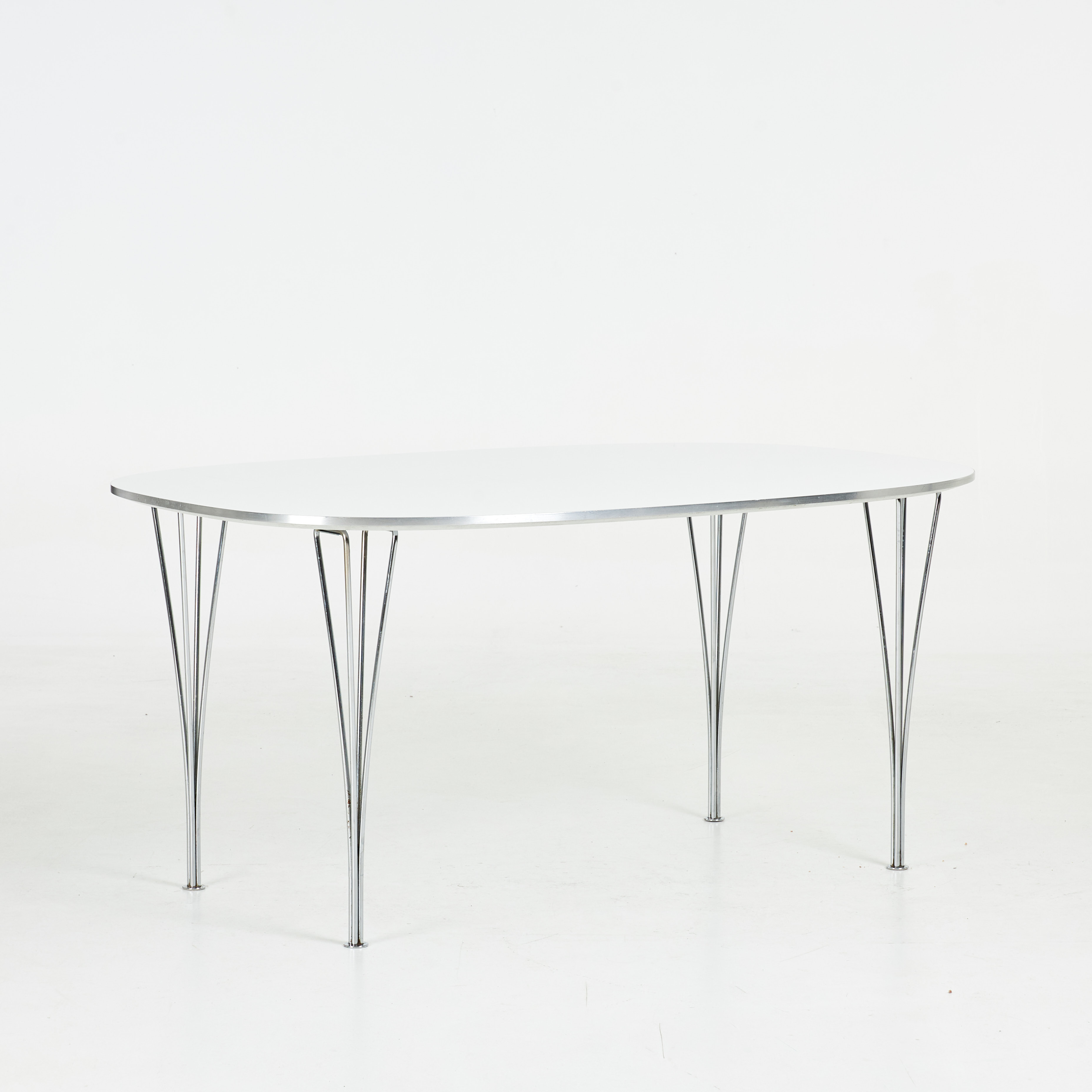 BRUNO MATHSSON & PIET HEIN. "Superelipse", Fritz Hansen, lackerad, aluminium kant, 1982, stämpelmärkt samt etikett.