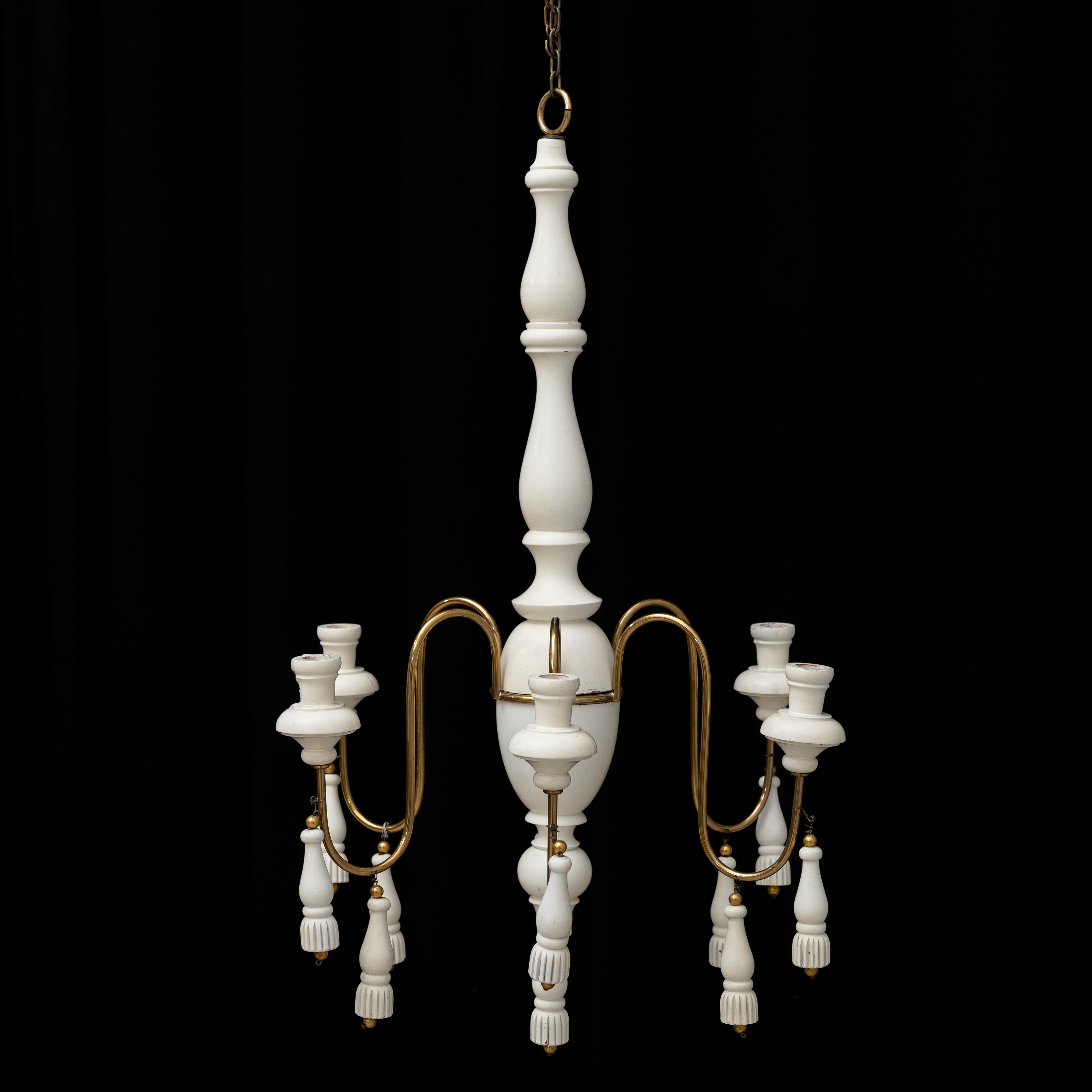 LJUSKRONA, bemålat trä och mässing, 1900-talets andra hälft.