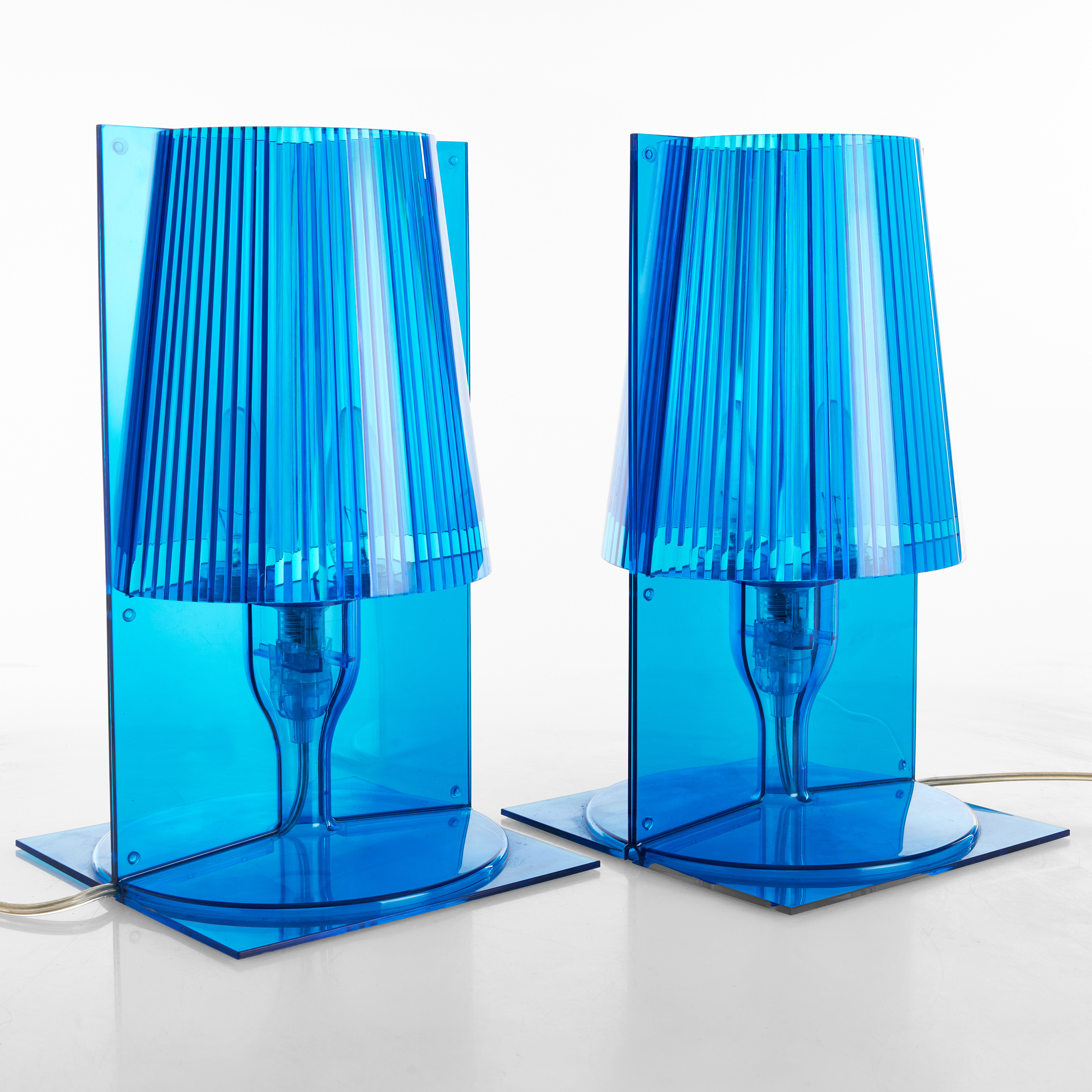FERRUCCIO LAVIANI, bordlampor / nattduksbordslampor, "Take", 1 par, Kartell, blå, polykarbonat.