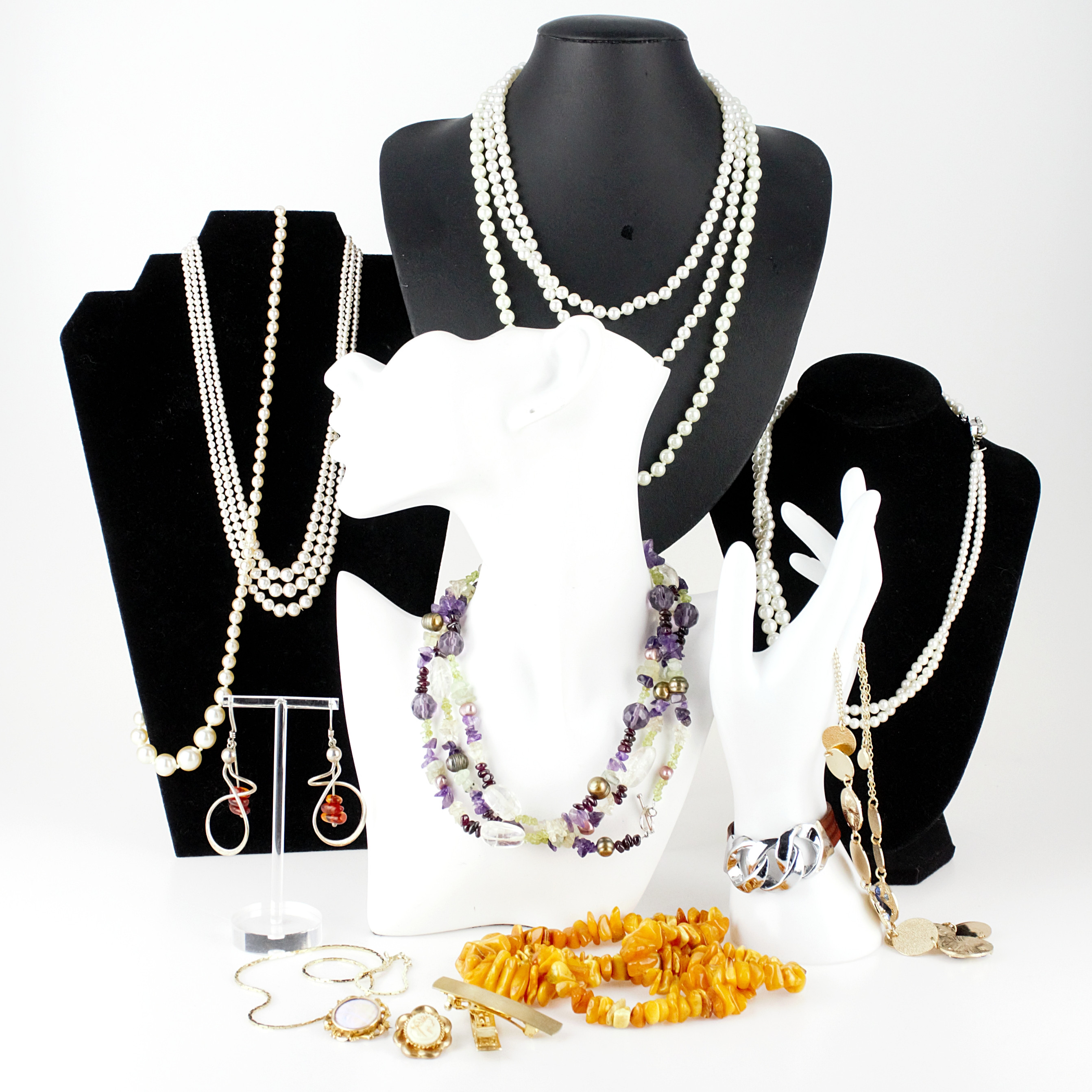 BIJOUTERIER, 17 delar, nutida och vintage.