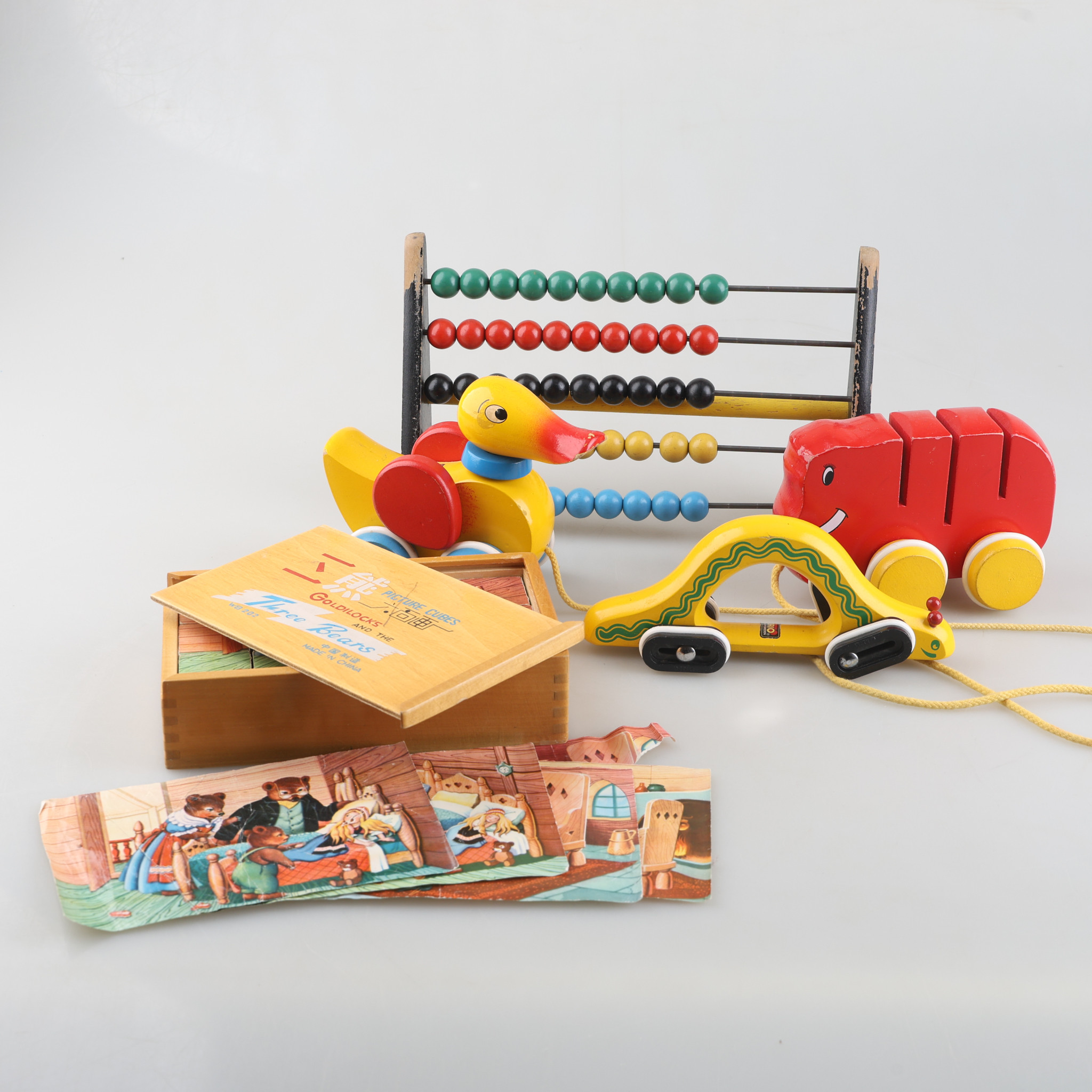 LEKSAKER, 4 st, Brio samt Three Bears.