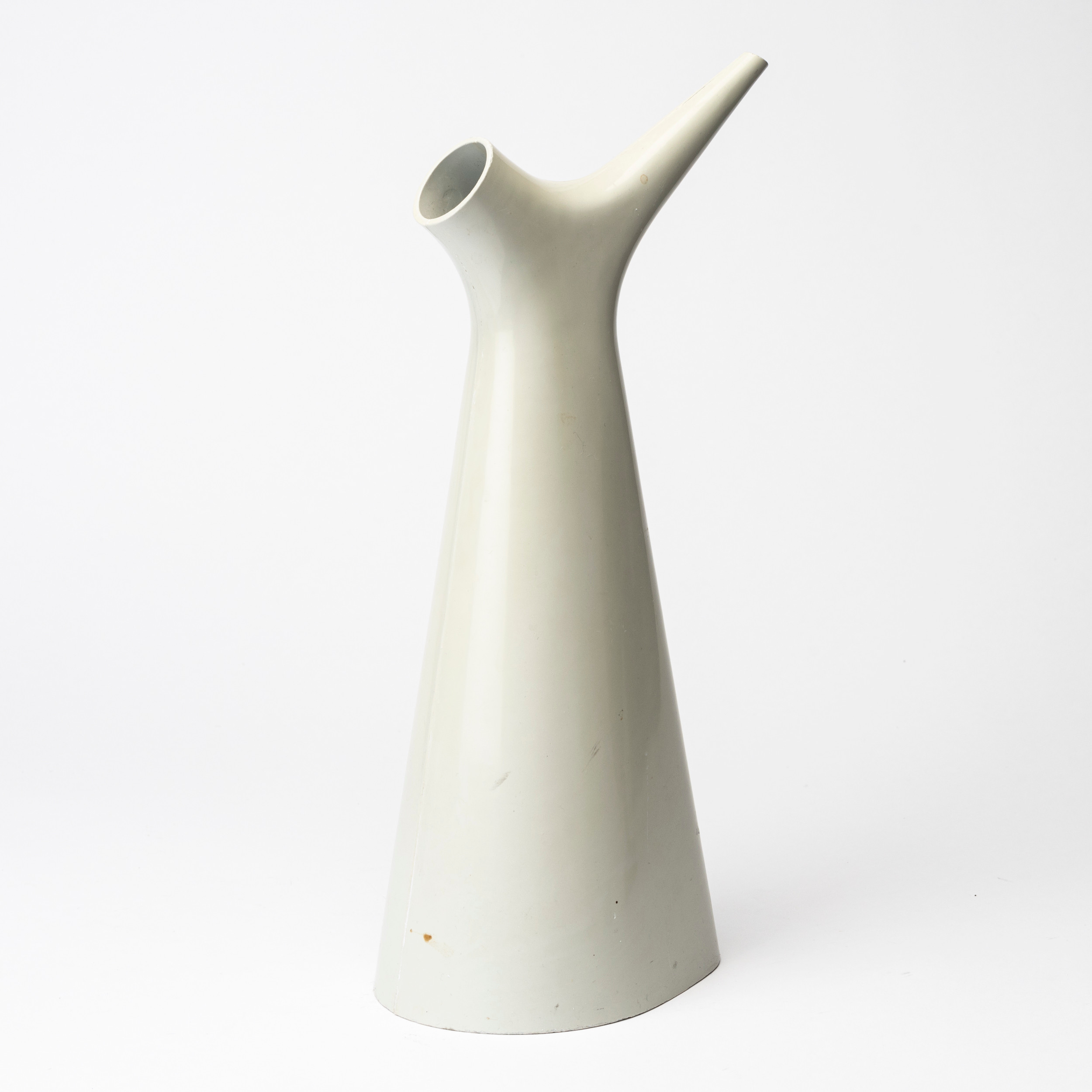CARL-ARNE BREGER. Vattenkanna, benvit plast, formgiven 1957-58, stämpelmärkt, Gustavsberg.