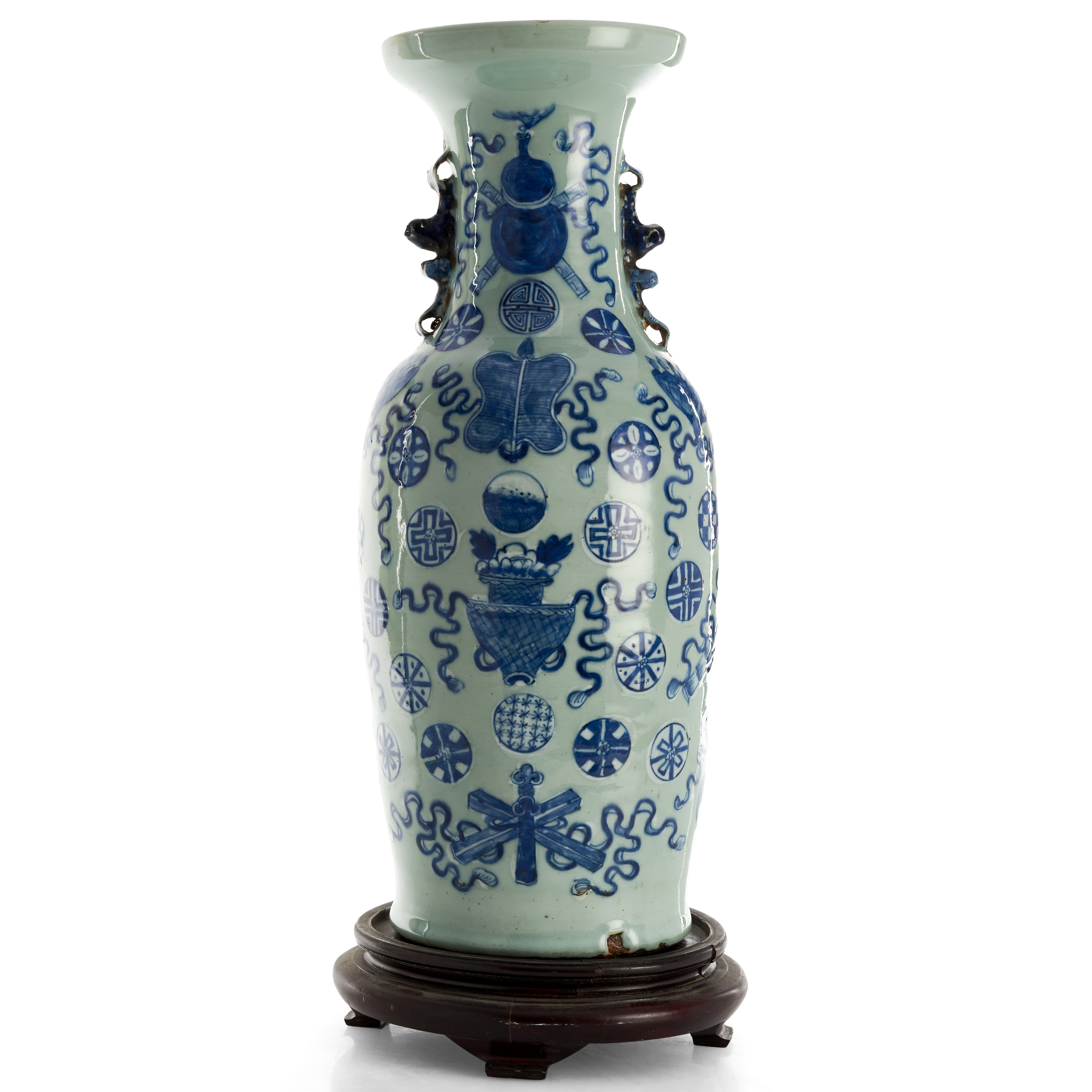 VAS, porslin, Kina, dekor i underglasyrblått av olika emblem mot celadongrön fond, sen Qingdynastin (1644-1912).