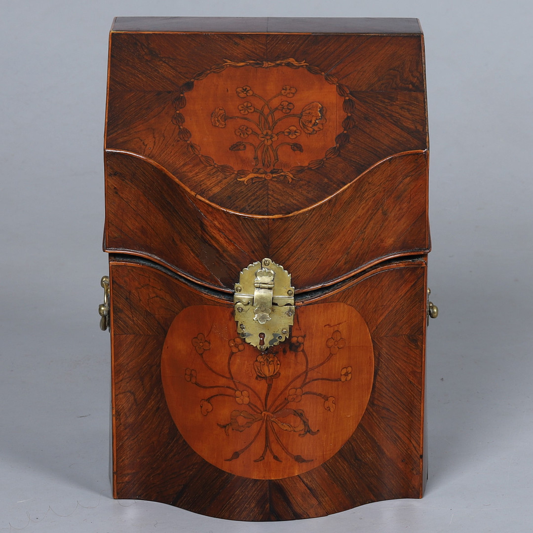 BESTICKSCHATULL. Faner av olika träslag.