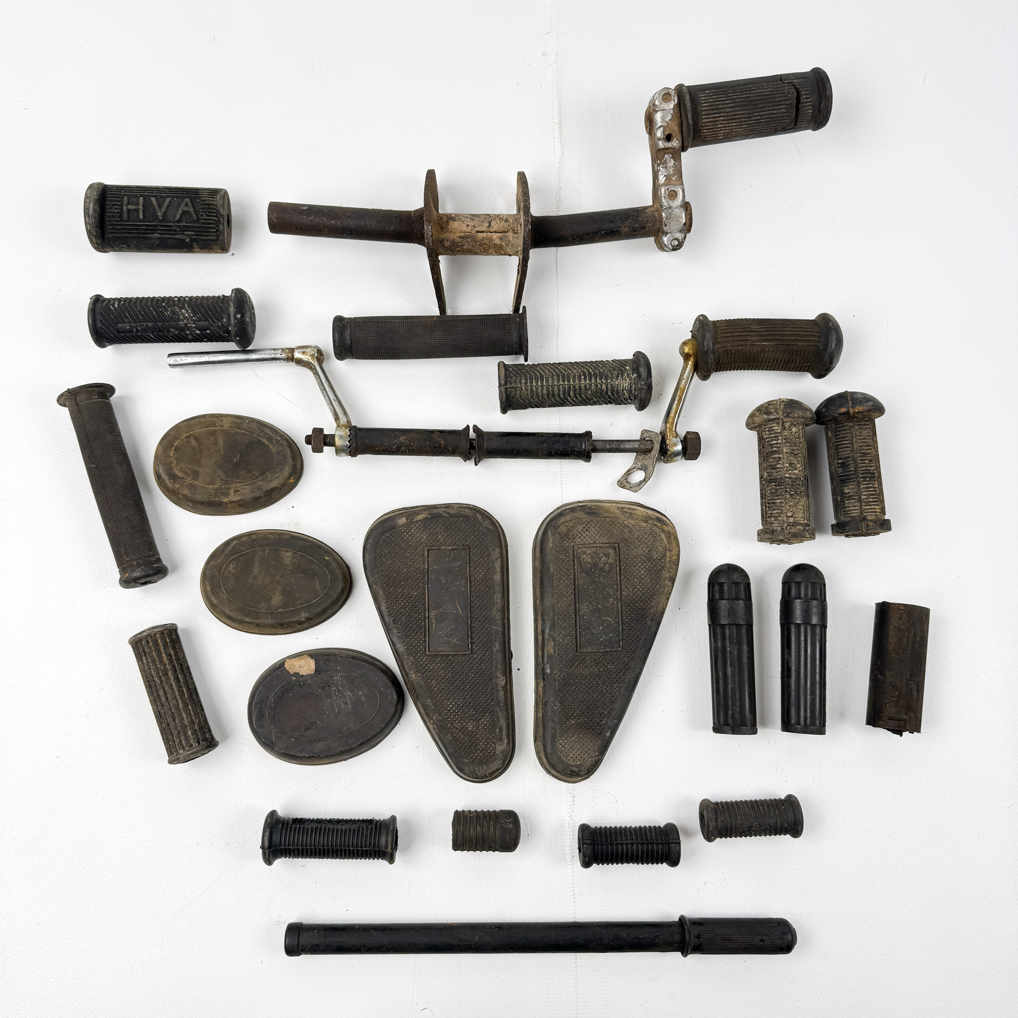 GUMMIN OCH FOTPINNAR, parti, 1900-talets första hälft.