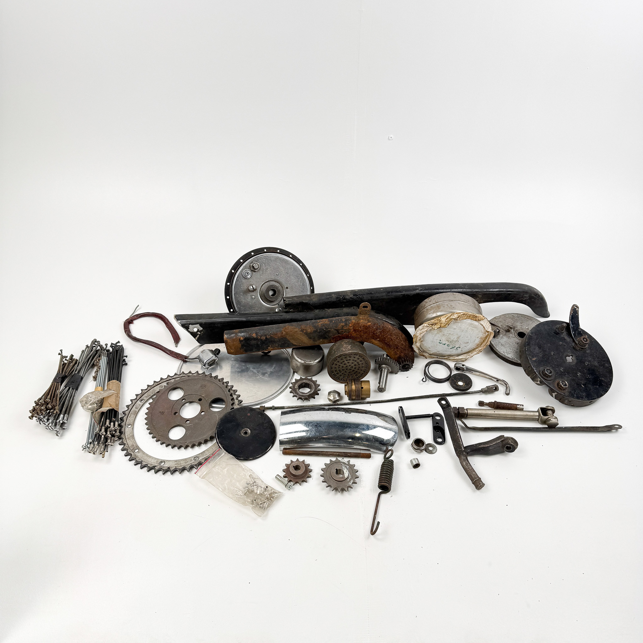 MOTORCYKELDELAR, bla Norton, omkring 1900-talets mitt.